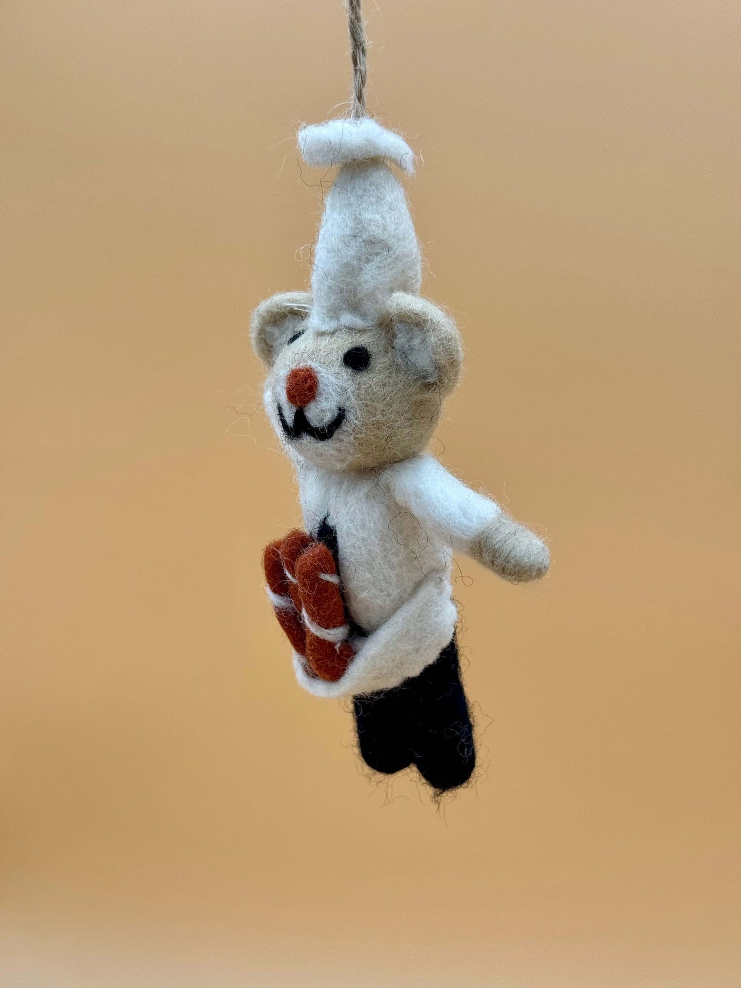Filzanhänger Schlüsselanhänger Bär Bäcker, handgefertigt aus Wolle, braun-weiß, mit Baguette, einzigartiges Kunstwerk.