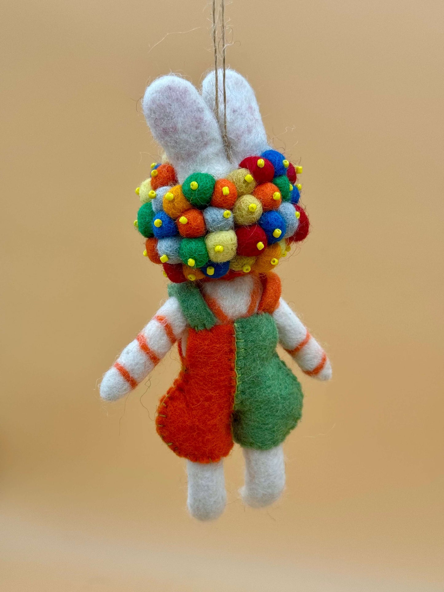 Filzanhänger Schlüsselanhänger Clown bunt in handgemachtem Design mit bunten Kügelchen und Wolle, Format M.