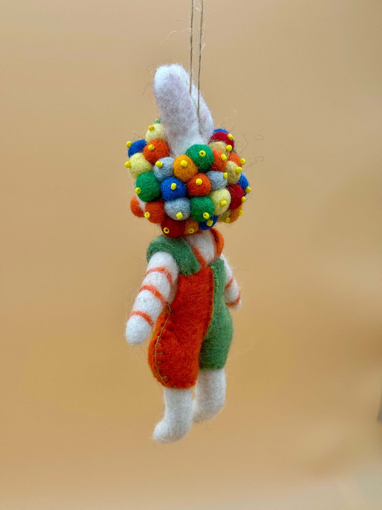 Filzanhänger Schlüsselanhänger Clown bunt, handgemacht aus Wolle in bunten Farben mit Kügelchen im Haar.