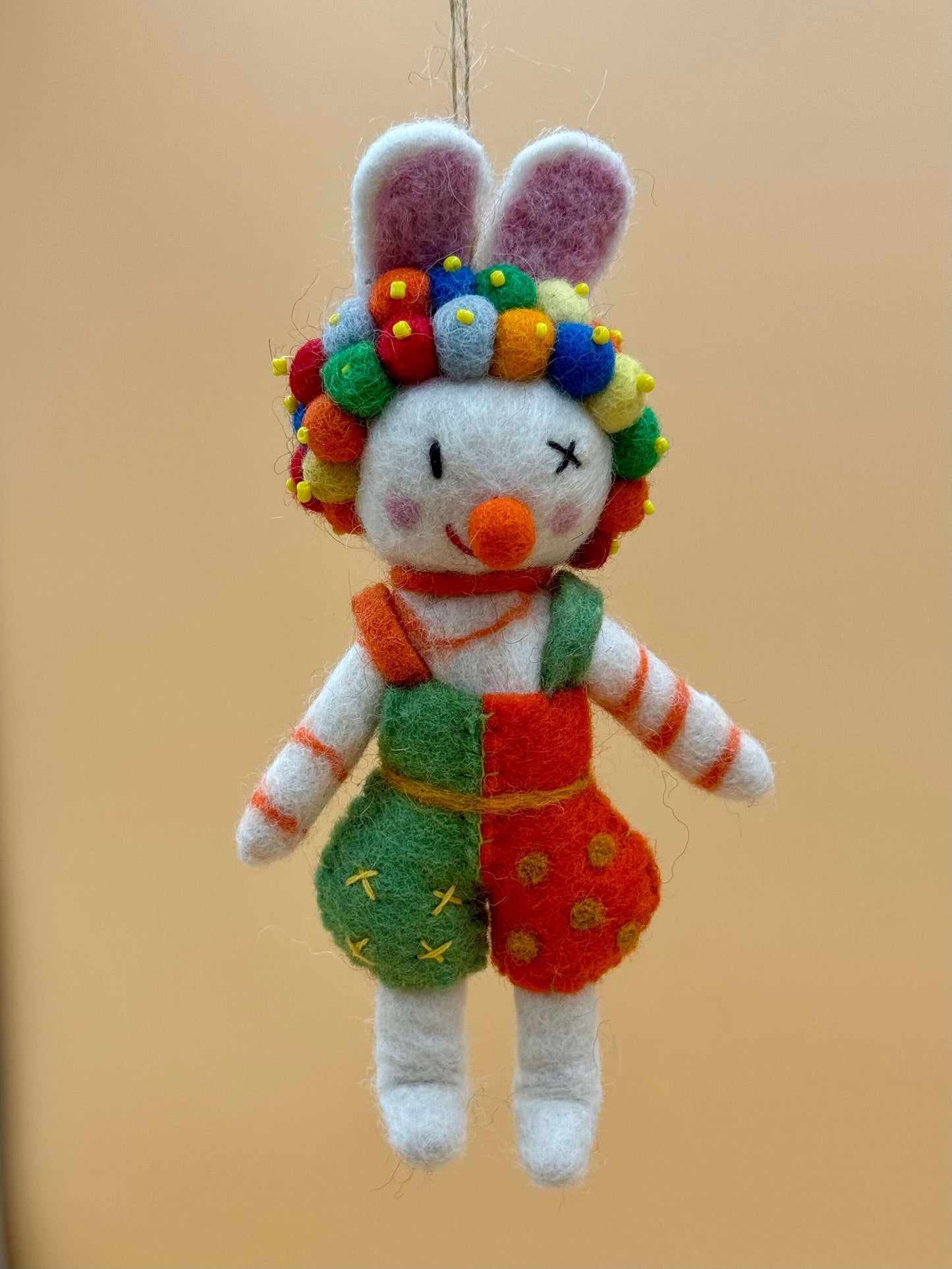 Handgemachter Filzanhänger Schlüsselanhänger Clown bunt aus 100% Wolle, lustiger Dekoartikel, Größe M.