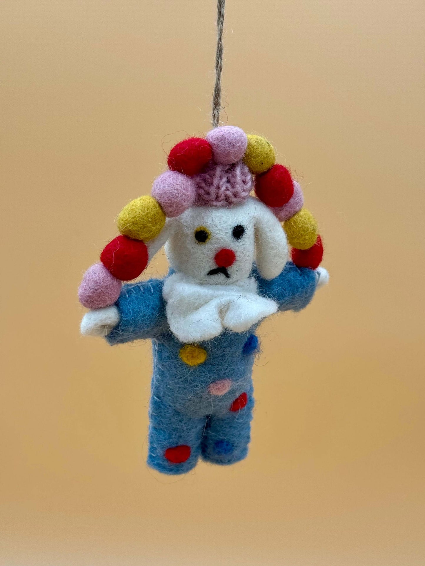 Filzanhänger Schlüsselanhänger Clown mit Kugeln, handgemacht, in blau, rot, rosa und gelb, aus 100% Wolle.