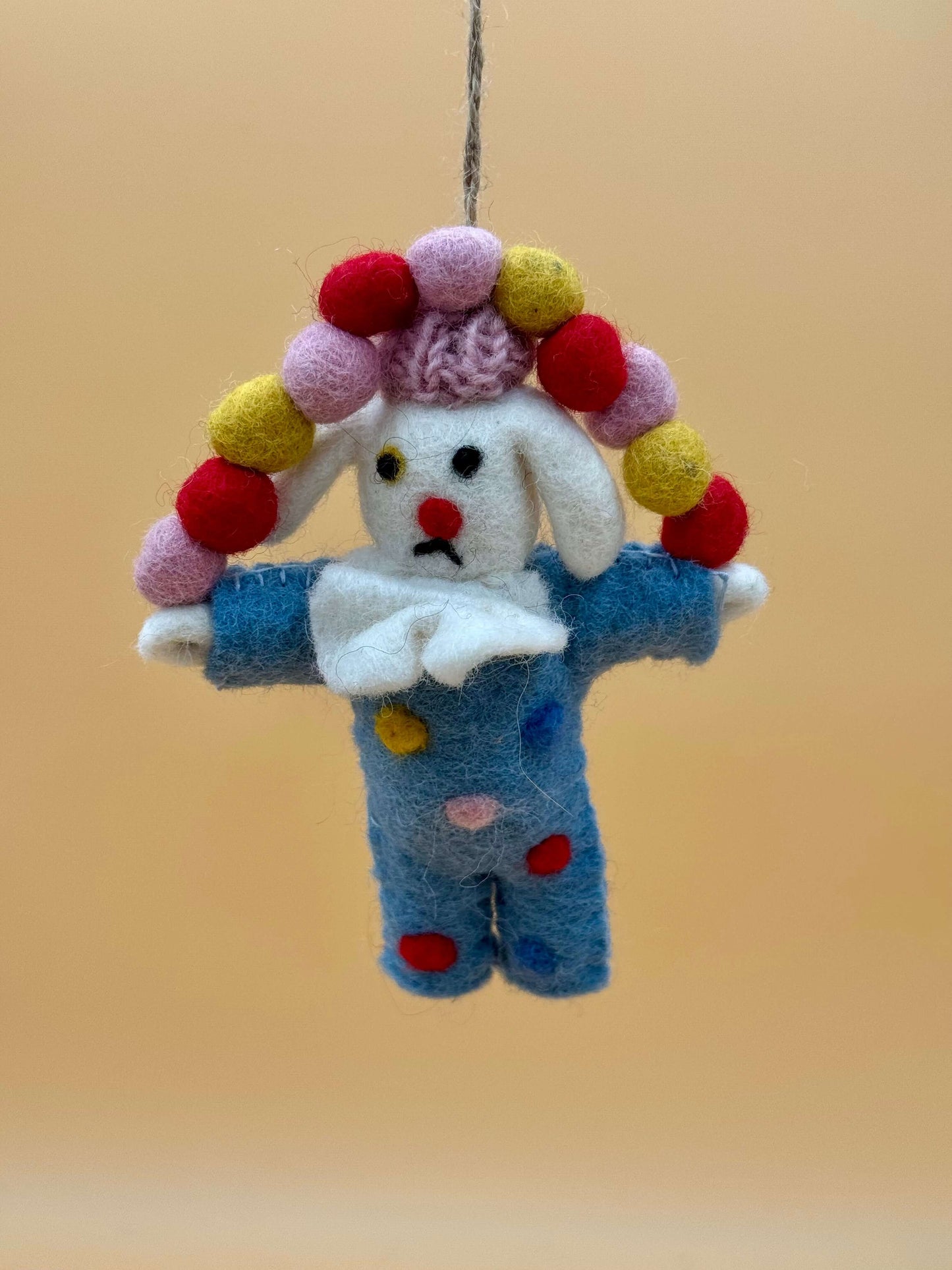 Handgefertigter Filzanhänger Schlüsselanhänger Clown mit Kugeln in blau, weiß, rot und rosa aus 100% Wolle.