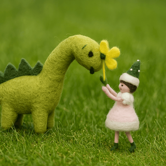 Handgemachter Filzanhänger Schlüsselanhänger Dino mit Blume, grün mit Blume, 100% Wolle, unikate handarbeit.