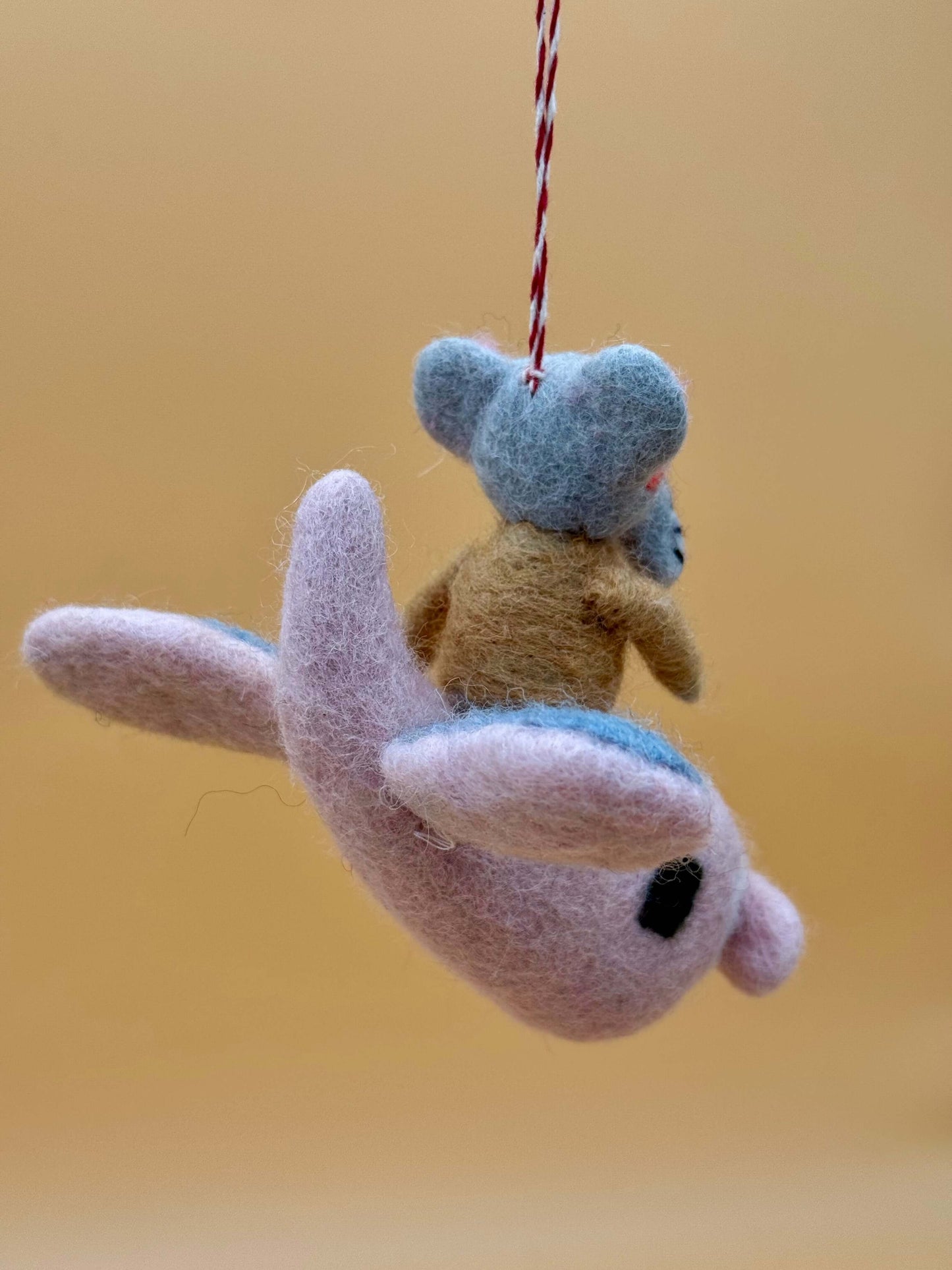 Filzanhänger Schlüsselanhänger Elefant im Flieger, handgemacht aus Wolle in rosa, grau und braun.