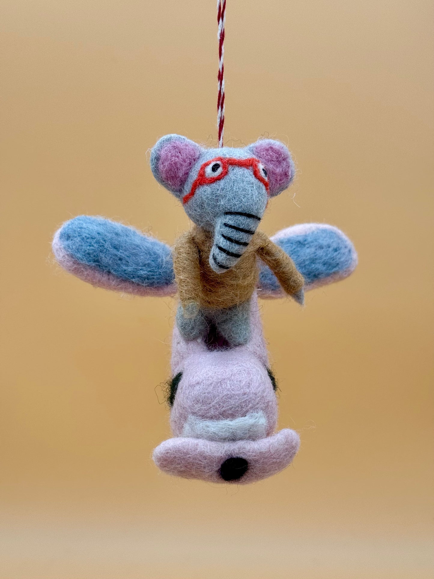 Handgemachter Filzanhänger Schlüsselanhänger Elefant im Flieger aus 100% Wolle in grau, rosa und blau.