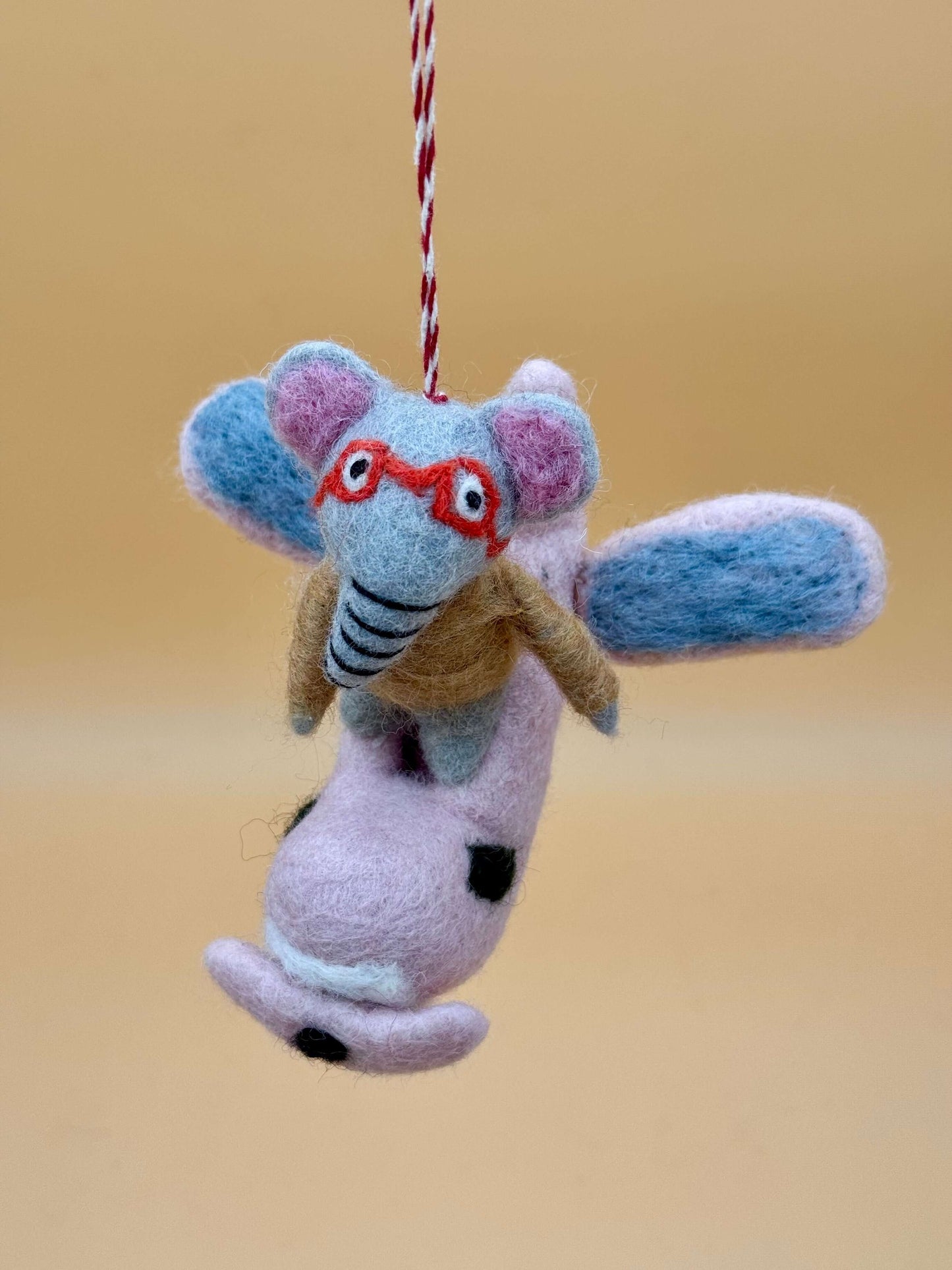 Filzanhänger Schlüsselanhänger Elefant im Flieger, handgemacht, 100% Wolle, in grau und rosa, einzigartige Deko.