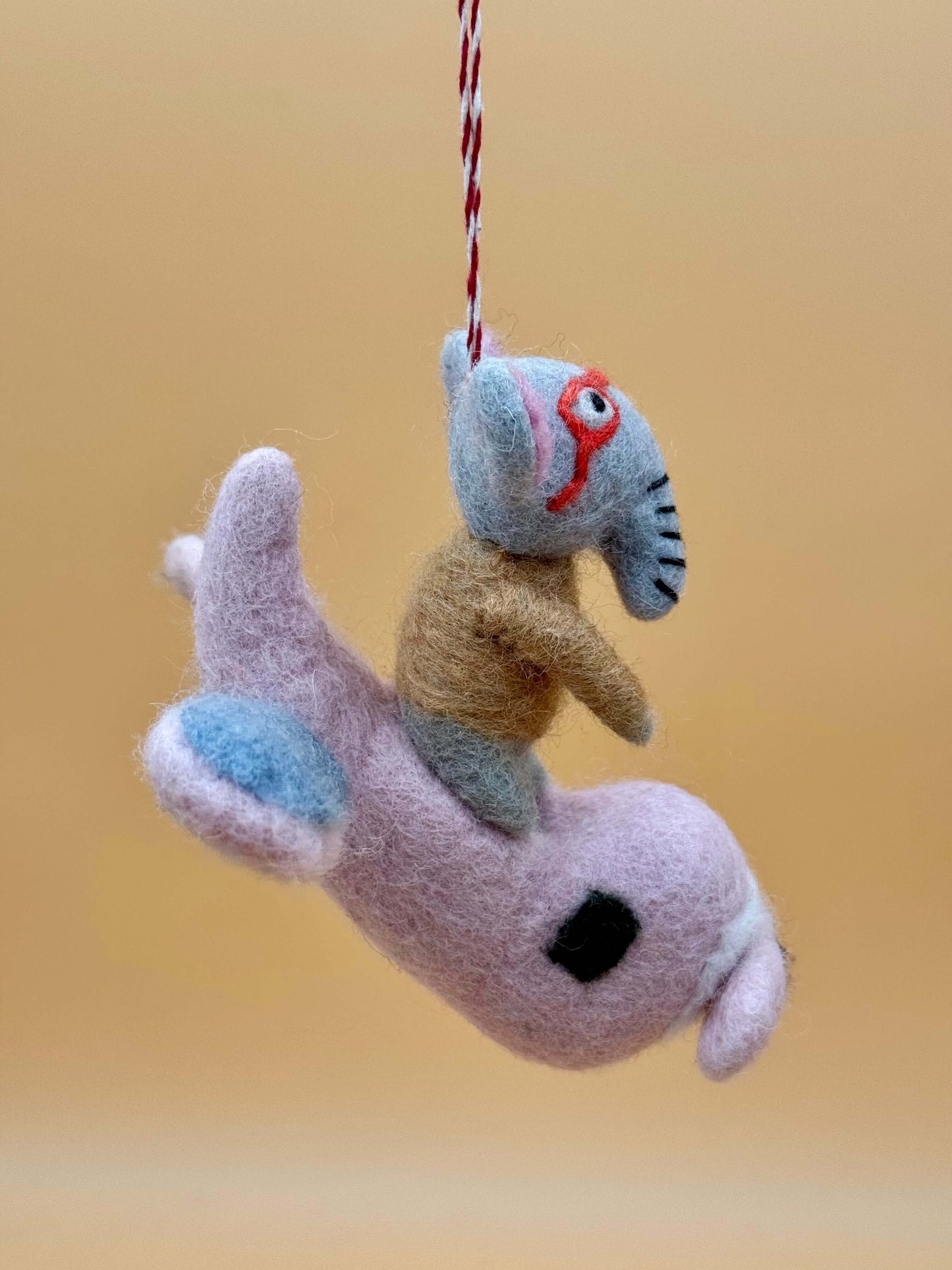 Handgemachter Filzanhänger Schlüsselanhänger Elefant im Flieger aus 100% Wolle in grau und rosa.