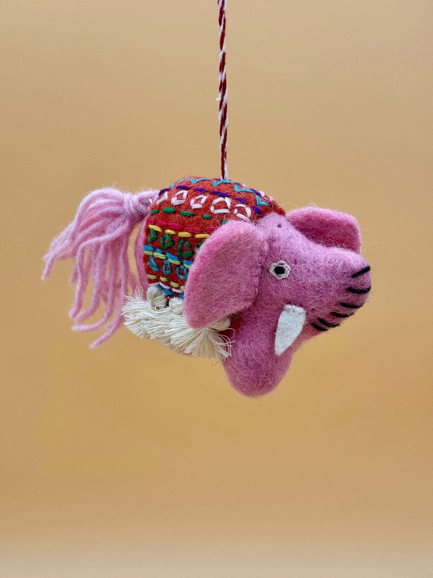 Handgemachter Filzanhänger Schlüsselanhänger Elefant in rosa, rot und schwarz aus 100% Wolle, einzigartiges Design.