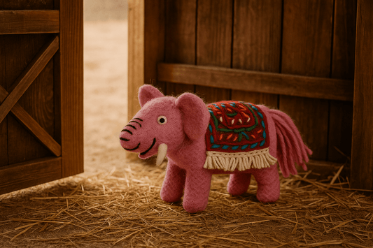 Handgemachter Filzanhänger Schlüsselanhänger Elefant in rosa mit bunter Decke, 100% Wolle, nachhaltig und einzigartig.
