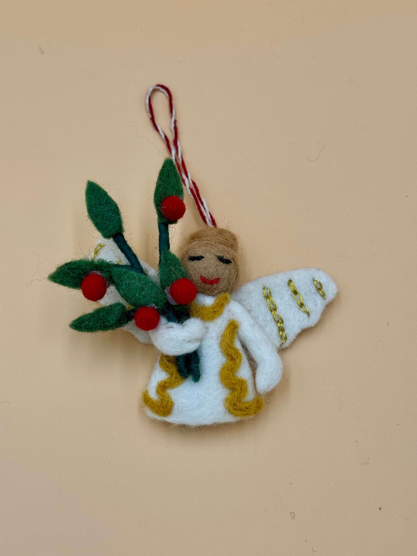 Filzanhänger Schlüsselanhänger Engel mit Blume, handgemacht, 100% Wolle, beige, grün, rot, einzigartiges Dekorationsstück.