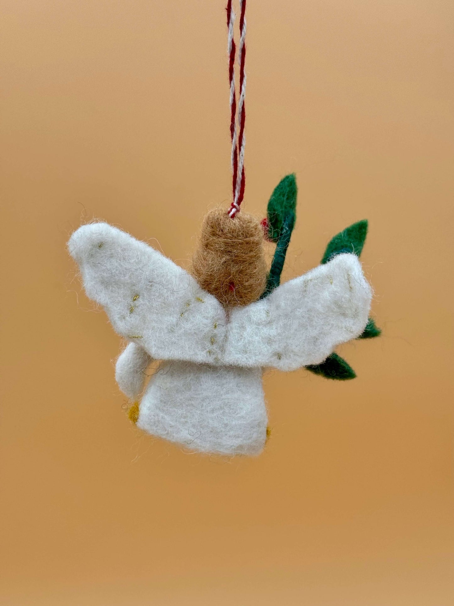 Filzanhänger Schlüsselanhänger Engel mit Blume, handgemacht aus 100% Wolle in beige und grün.