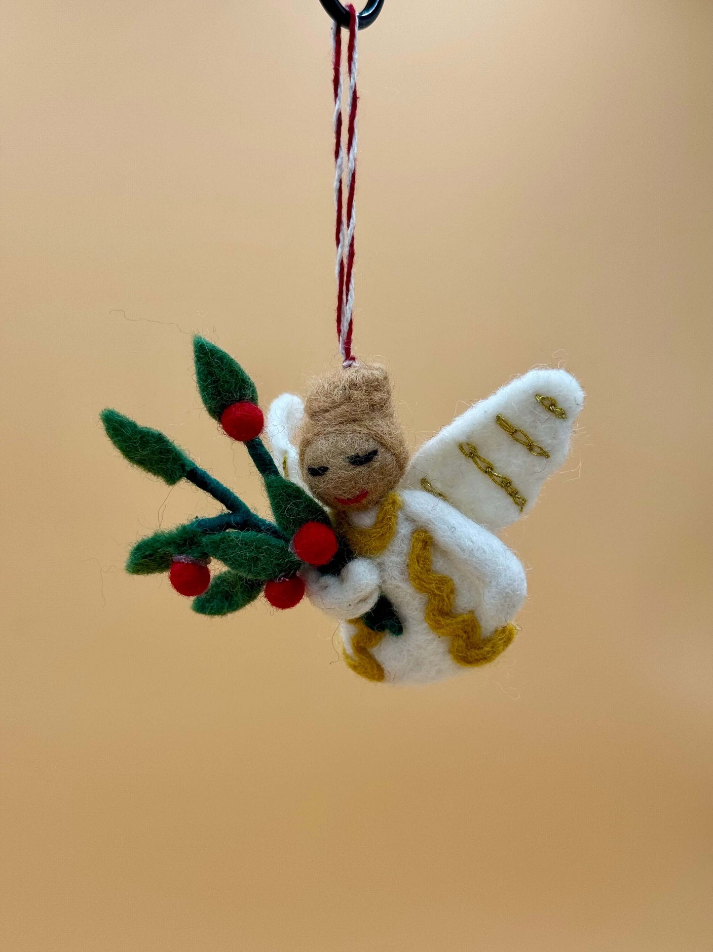 Filzanhänger Schlüsselanhänger Engel mit Blume in beige, grün, rot aus 100% Wolle, handgefertigtes Unikat.