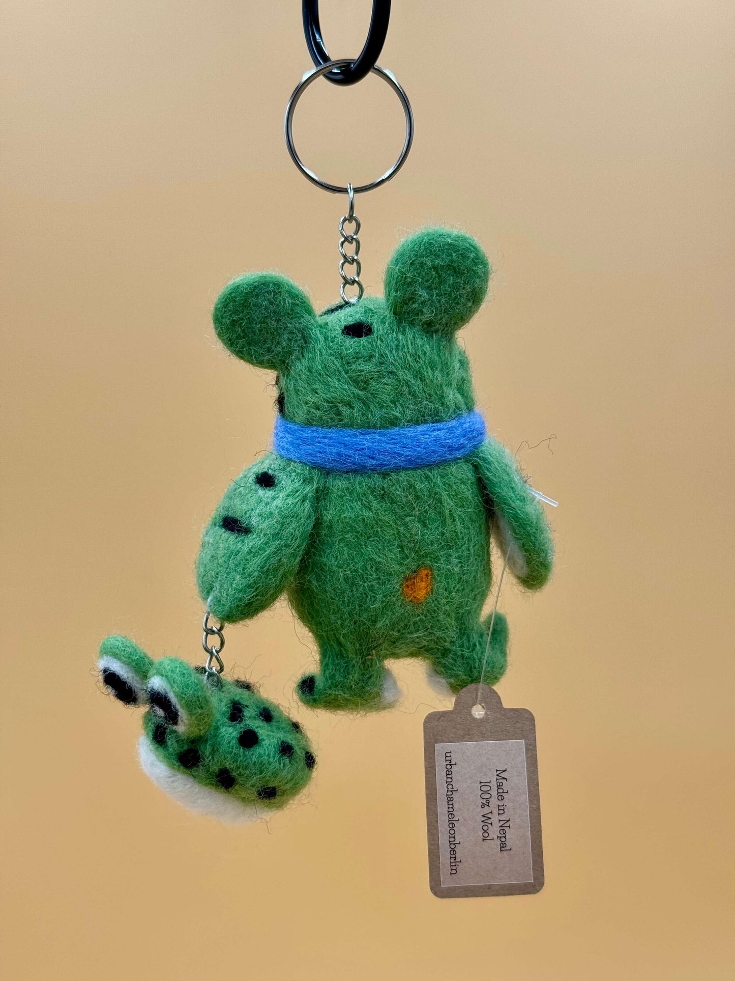 Filzanhänger Schlüsselanhänger Frosch mit Babyfrosch, handgemacht aus 100% Wolle, grün mit blauem Schal, einzigartig.