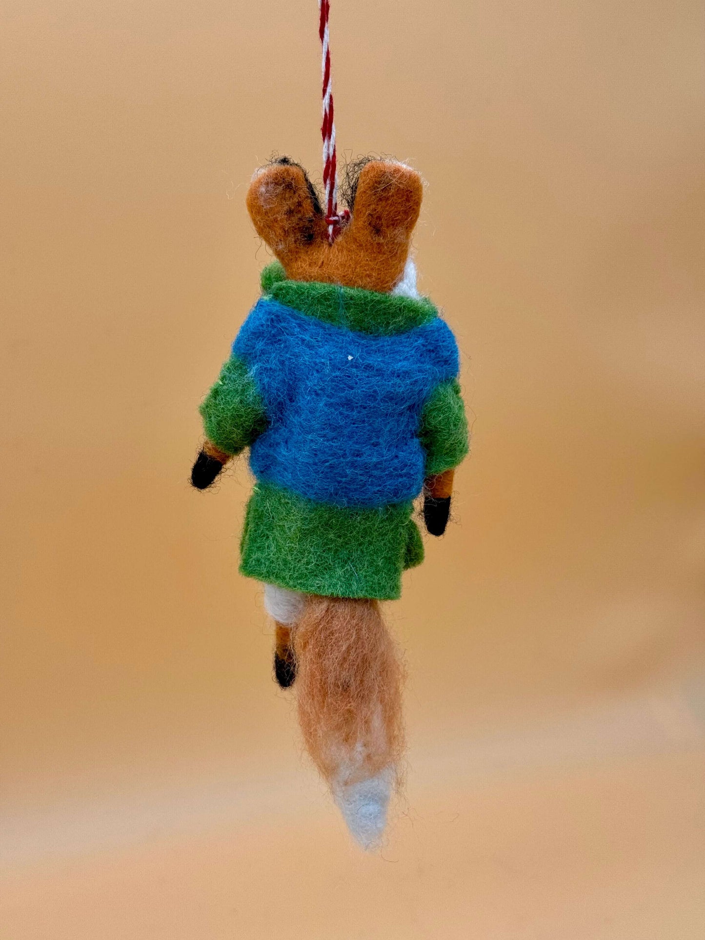Handgemachter Filzanhänger Schlüsselanhänger Fuchs mit Jacke, in bunten Farben, aus 100% Wolle, einzigartiges Design.