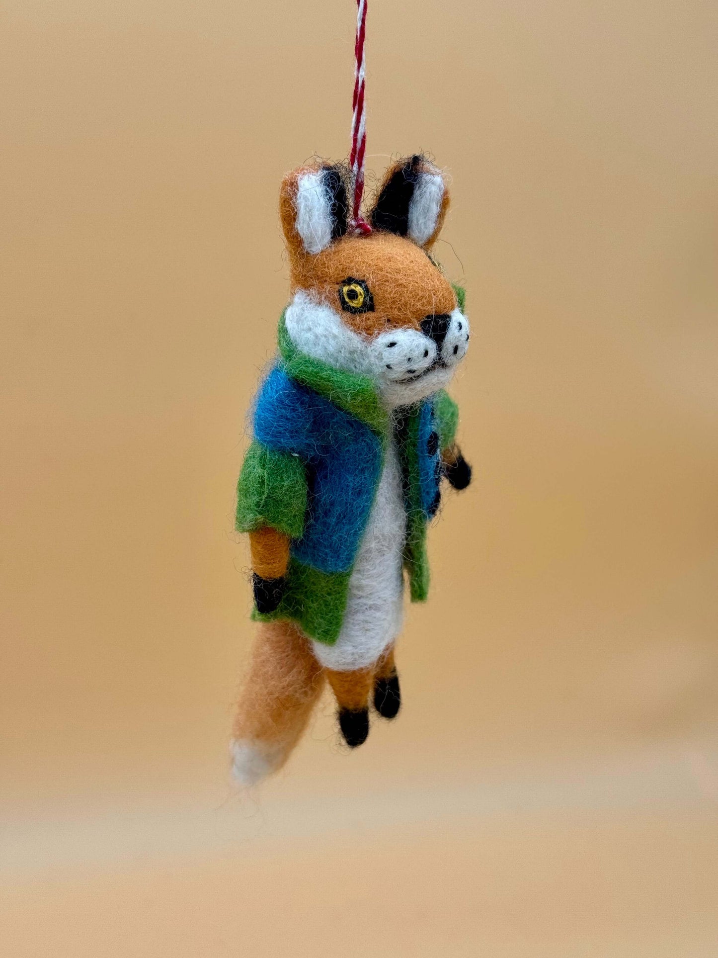 Filzanhänger Schlüsselanhänger Fuchs mit Jacke, handgemacht aus Wolle, braun, grün, blau, ein einzigartiges Stück.