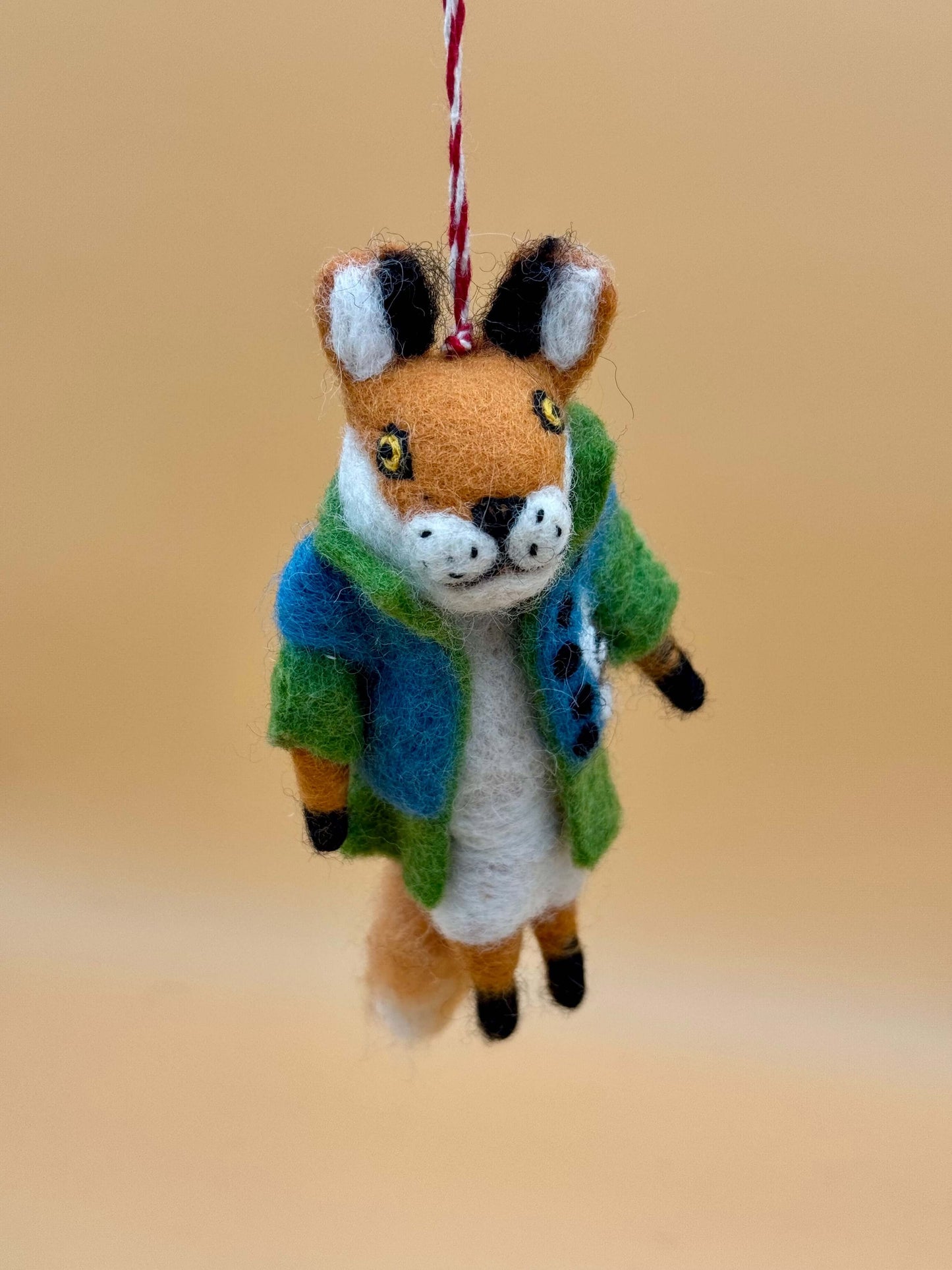 Filzanhänger Schlüsselanhänger Fuchs mit Jacke, handgefertigt aus Wolle, in bunten Farben, einzigartiges Design.