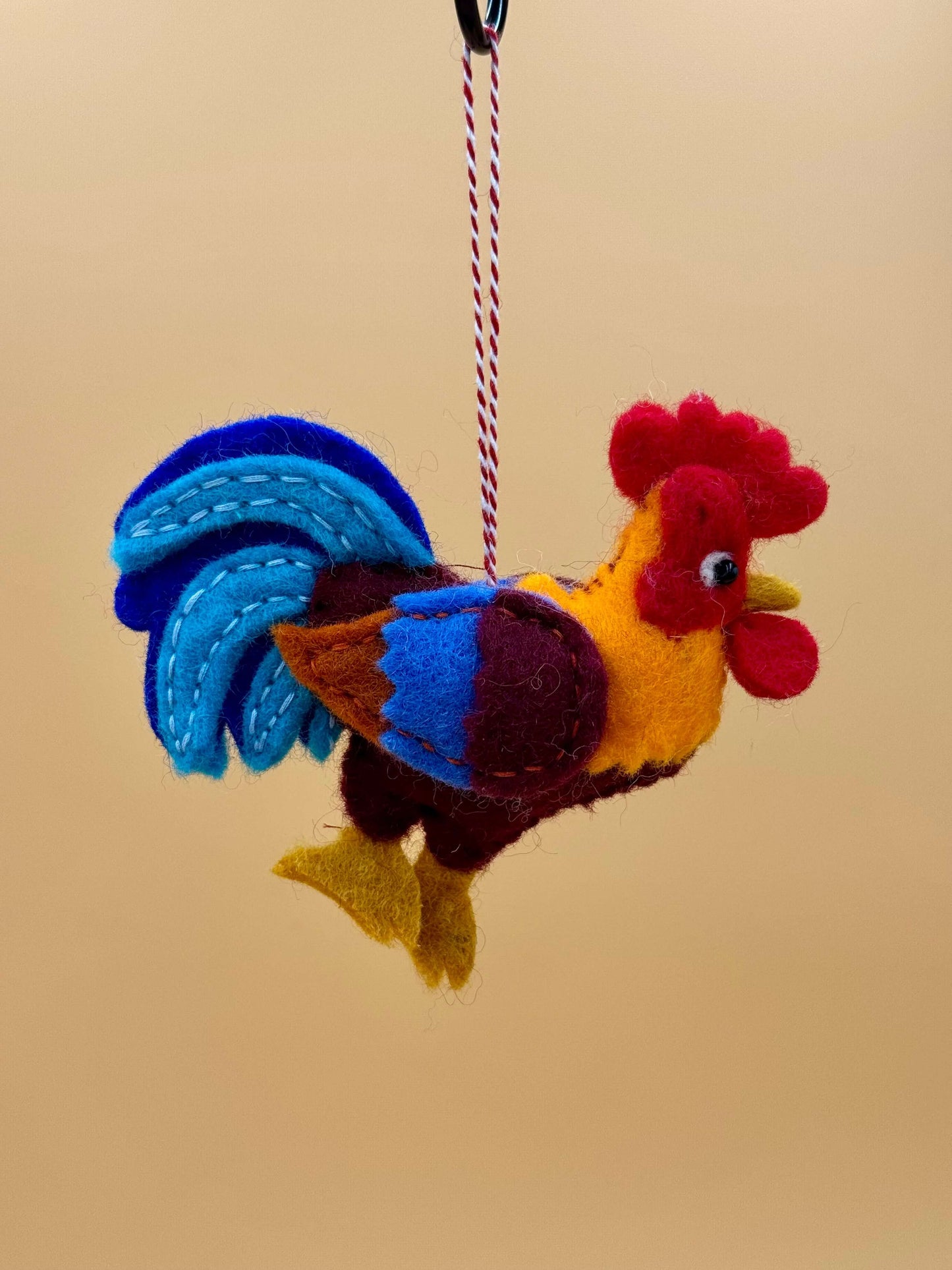 Handgemachter Filzanhänger Schlüsselanhänger Hahn in bunten Farben, 100% Wolle, Größe M, einzigartiges Kunstwerk.