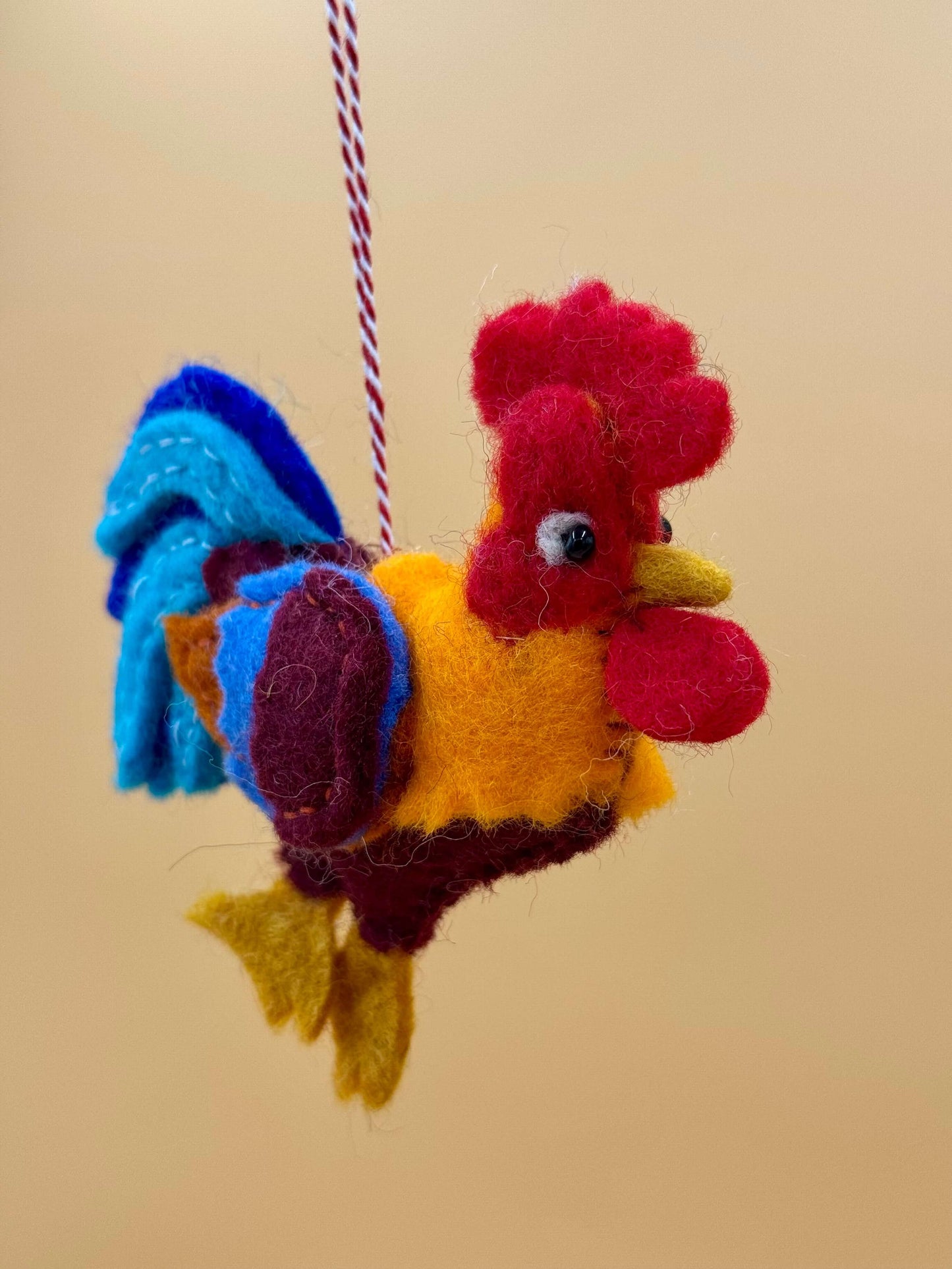 Handgemachter Filzanhänger Schlüsselanhänger Hahn in rot, orange, blau und braun, 100% Wolle, einzigartiges Design.