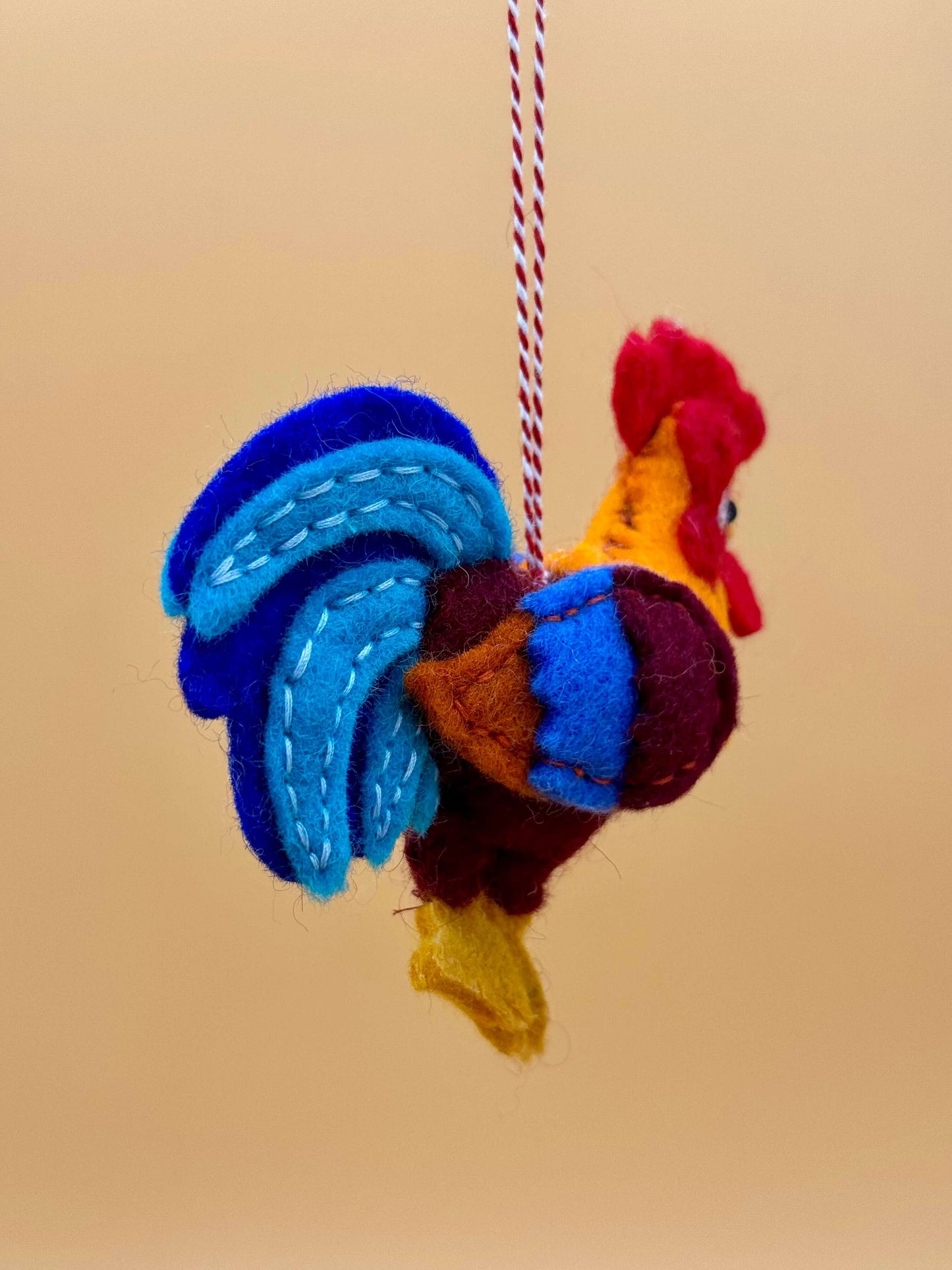 Handmade filzanhänger in Hahn-Form, Schlüsselanhänger aus 100% Wolle in rot, orange, blau und braun.