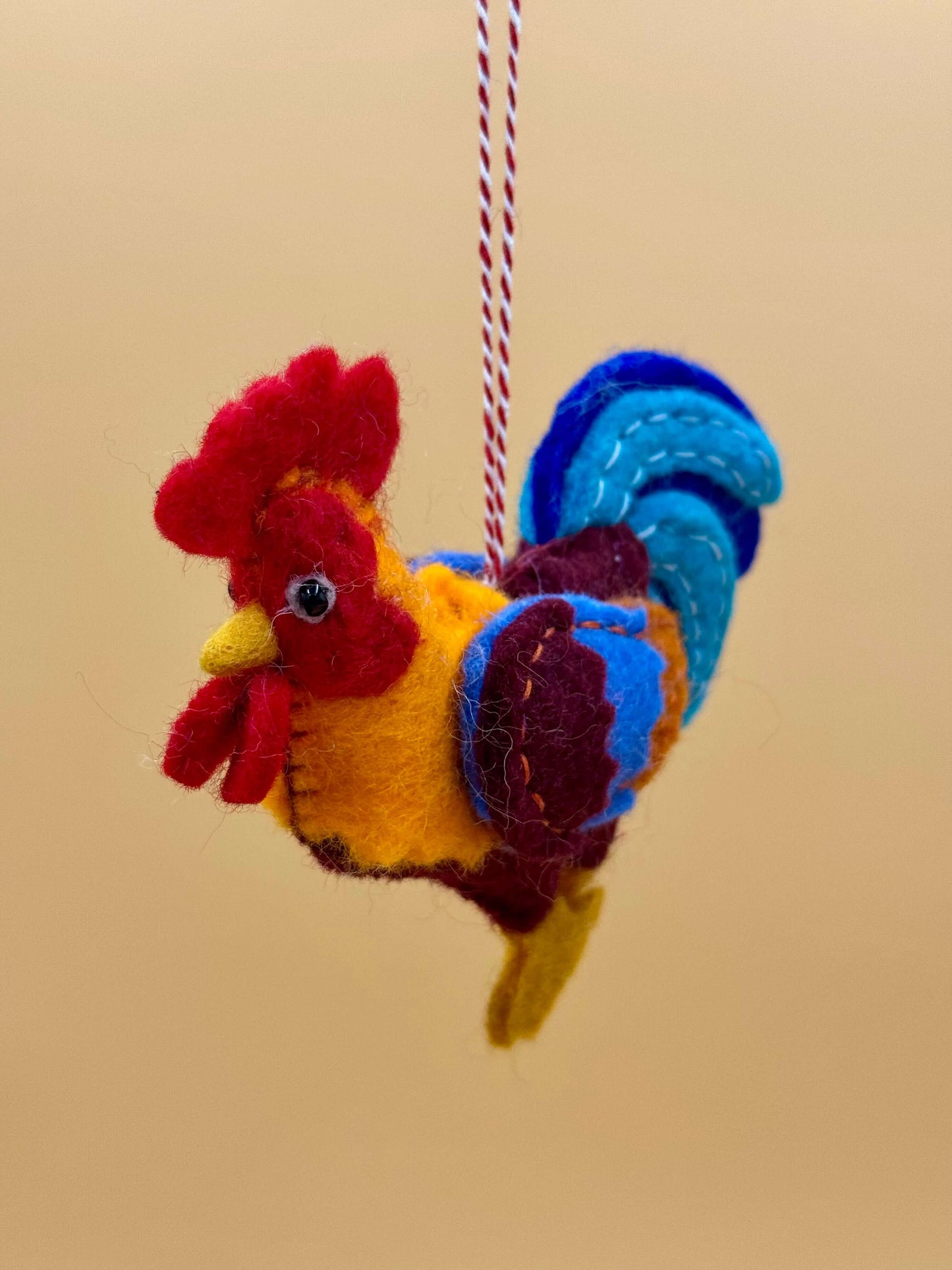 Handmade Filzanhänger Schlüsselanhänger Hahn in rot, orange, blau und braun aus 100% Wolle, einzigartiges Dekostück.