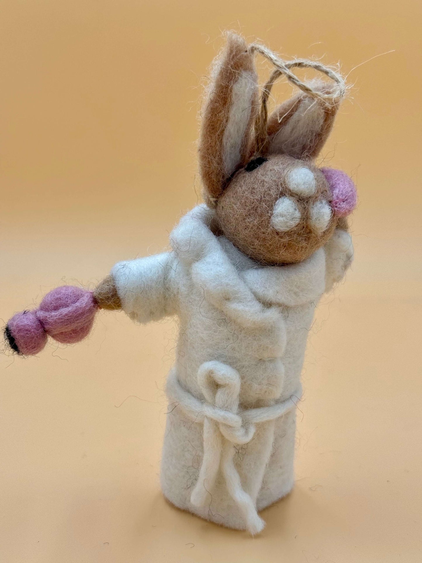 Handmade Filzanhänger Schlüsselanhänger Hase in Bademantel, aus 100% Wolle in Weiß, Rosa und Braun, einzigartiges Design.