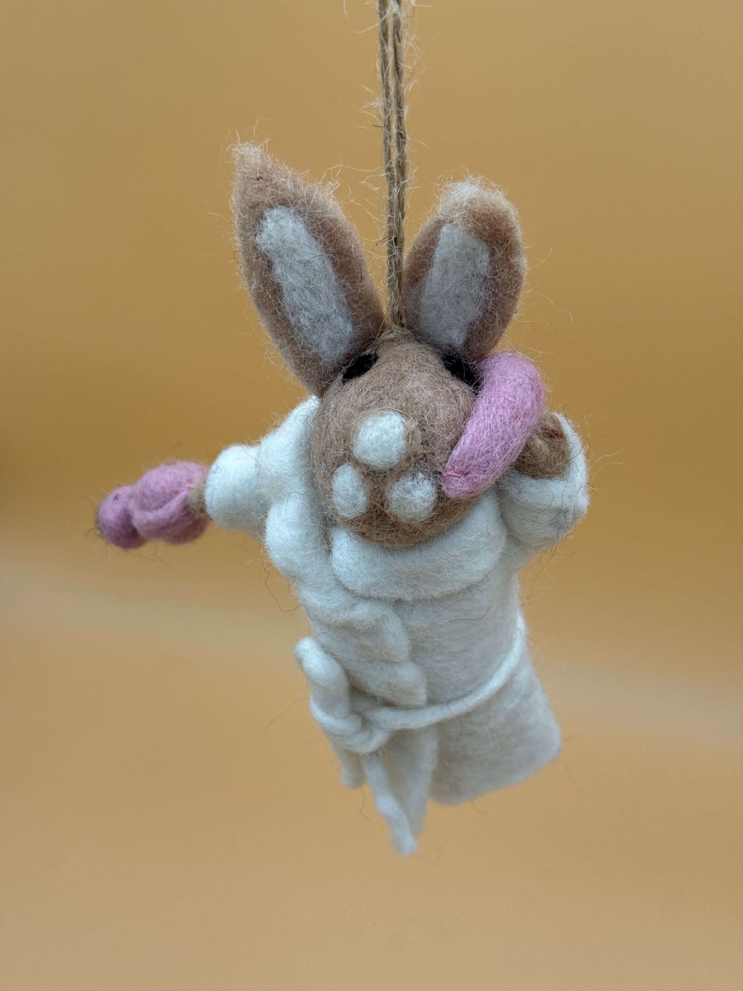 Handgemachter Filzanhänger Schlüsselanhänger Hase in Bademantel, weiß und rosa, aus 100% Wolle.