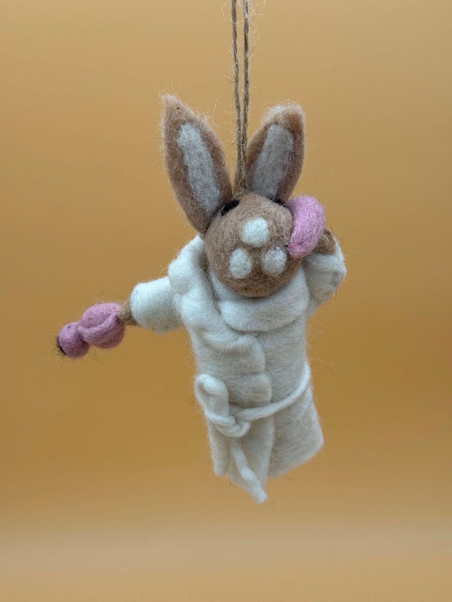 Handgemachter Filzanhänger Schlüsselanhänger Hase in Bademantel, weiß braun rosa, aus 100% Wolle, einzigartiges Design.