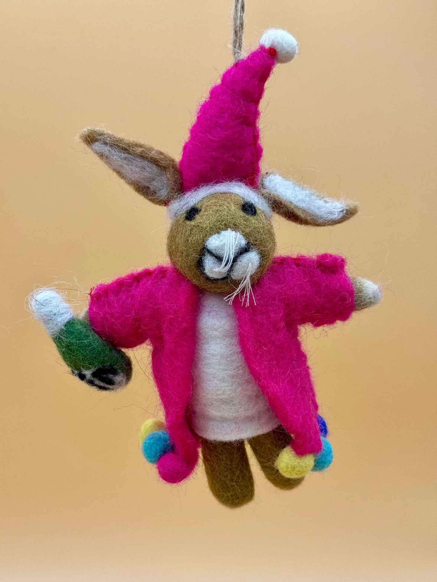 Filzanhänger Schlüsselanhänger Hase in Zirkus, handgemachte Wolle in rosa, braun und grün, einzigartiges Design