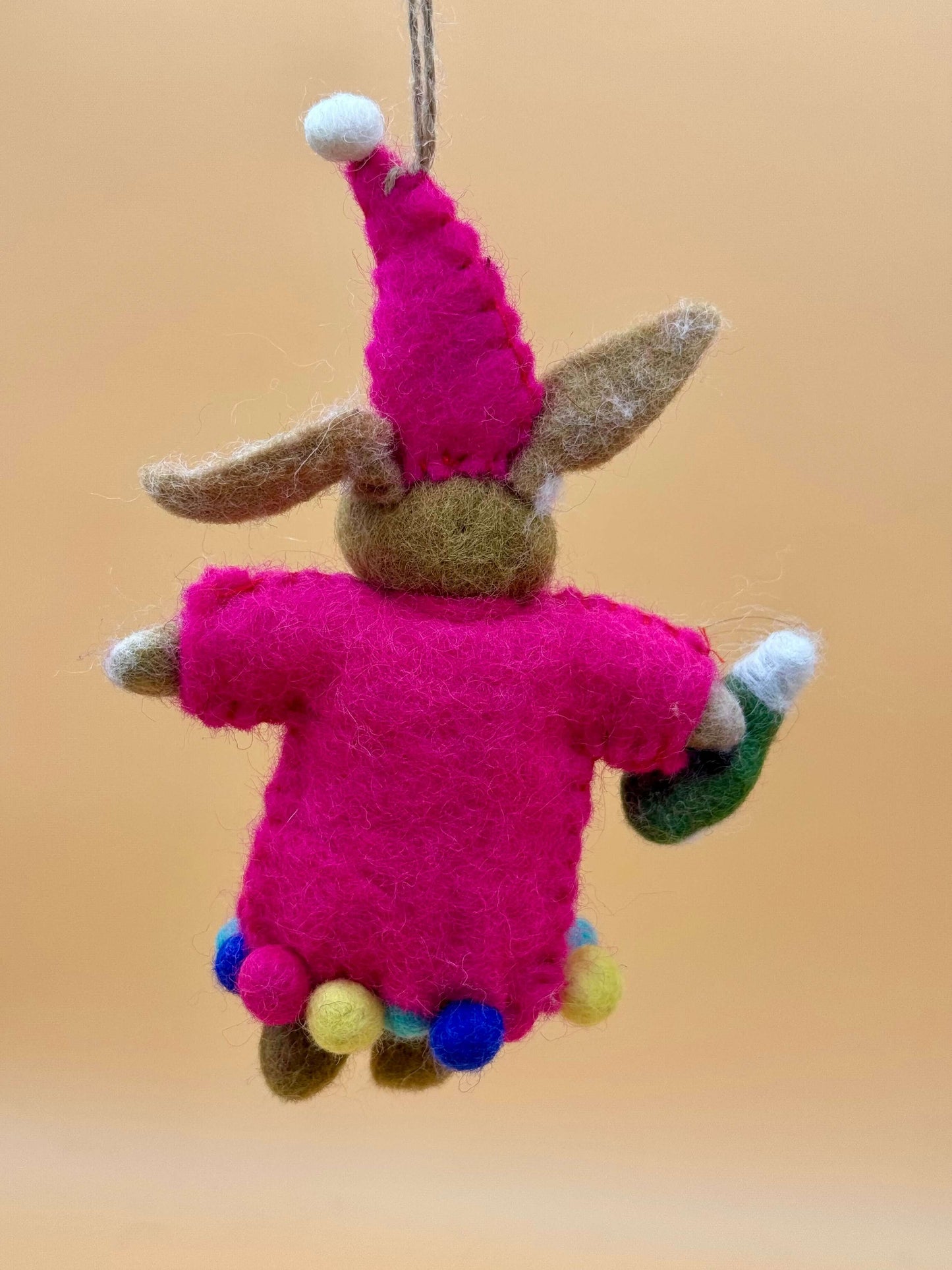 Handgemachter Filzanhänger Schlüsselanhänger Hase in Zirkus, rosa mit bunten Details, 100% Wolle, Unikat.