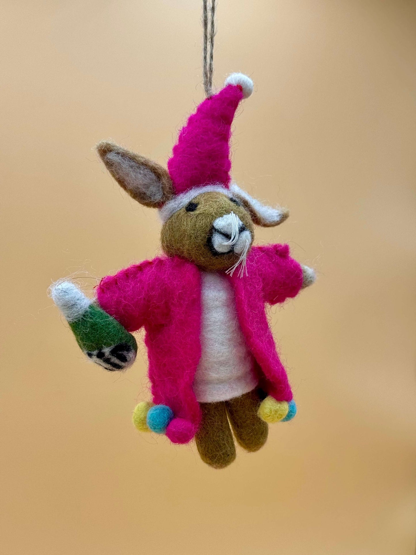 Filzanhänger Schlüsselanhänger Hase in Zirkus, handgemacht mit pinkem Outfit und Detail mit Bier, aus 100% Wolle.