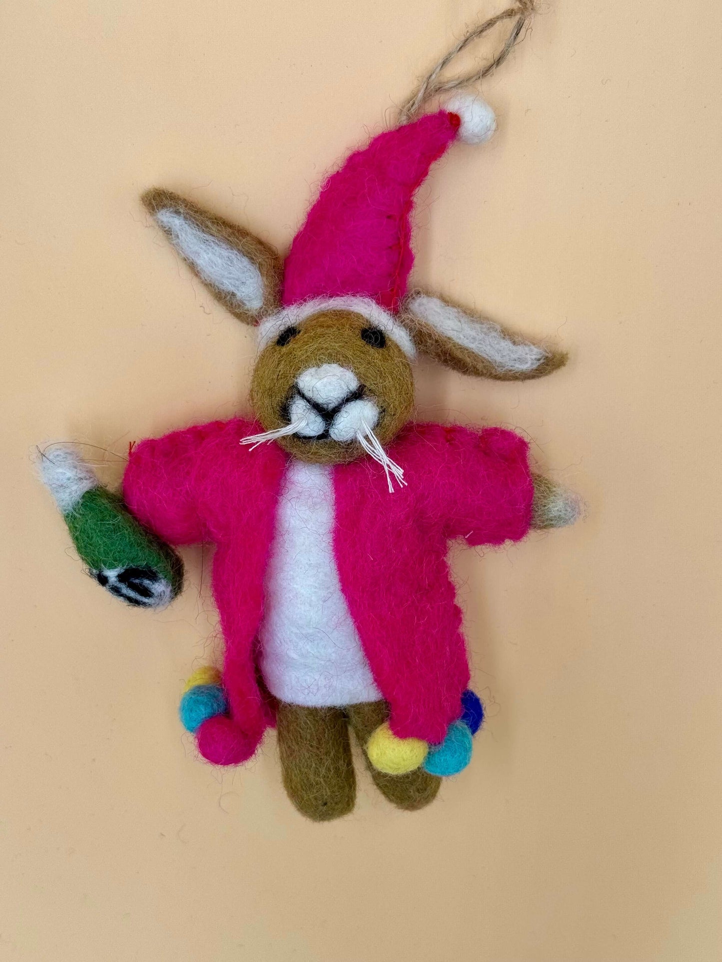 Handmade Filzanhänger Schlüsselanhänger Hase in Zirkus, rosa und weiß, aus 100% Wolle, einzigartiges Design.
