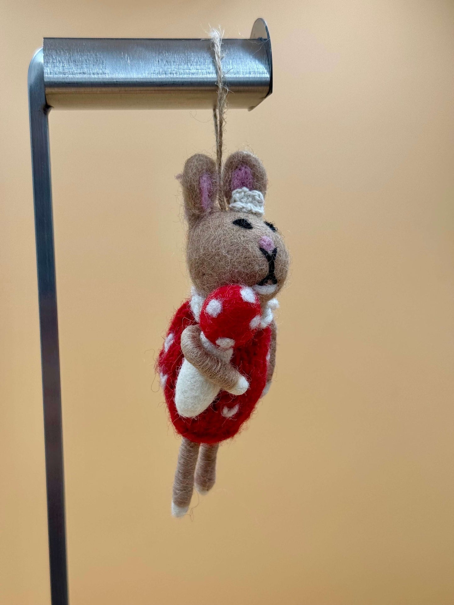 Handmade Filzanhänger Schlüsselanhänger Hase mit Pilz in beige, rot und weiß aus 100% Wolle. Einzigartiges Design.