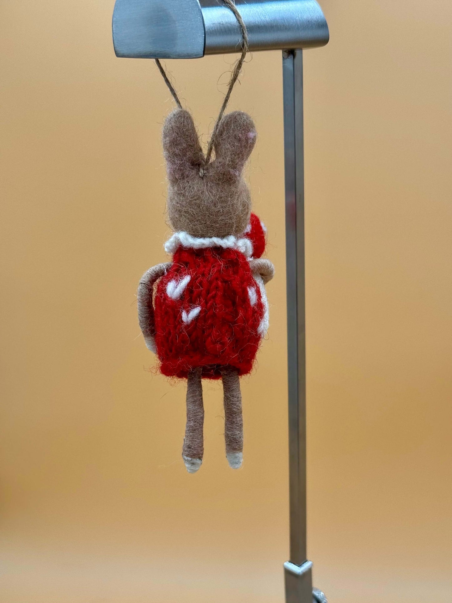 Handgemachter Filzanhänger Schlüsselanhänger Hase mit Pilz in rot und beige, einzigartig aus 100% Wolle gefertigt.