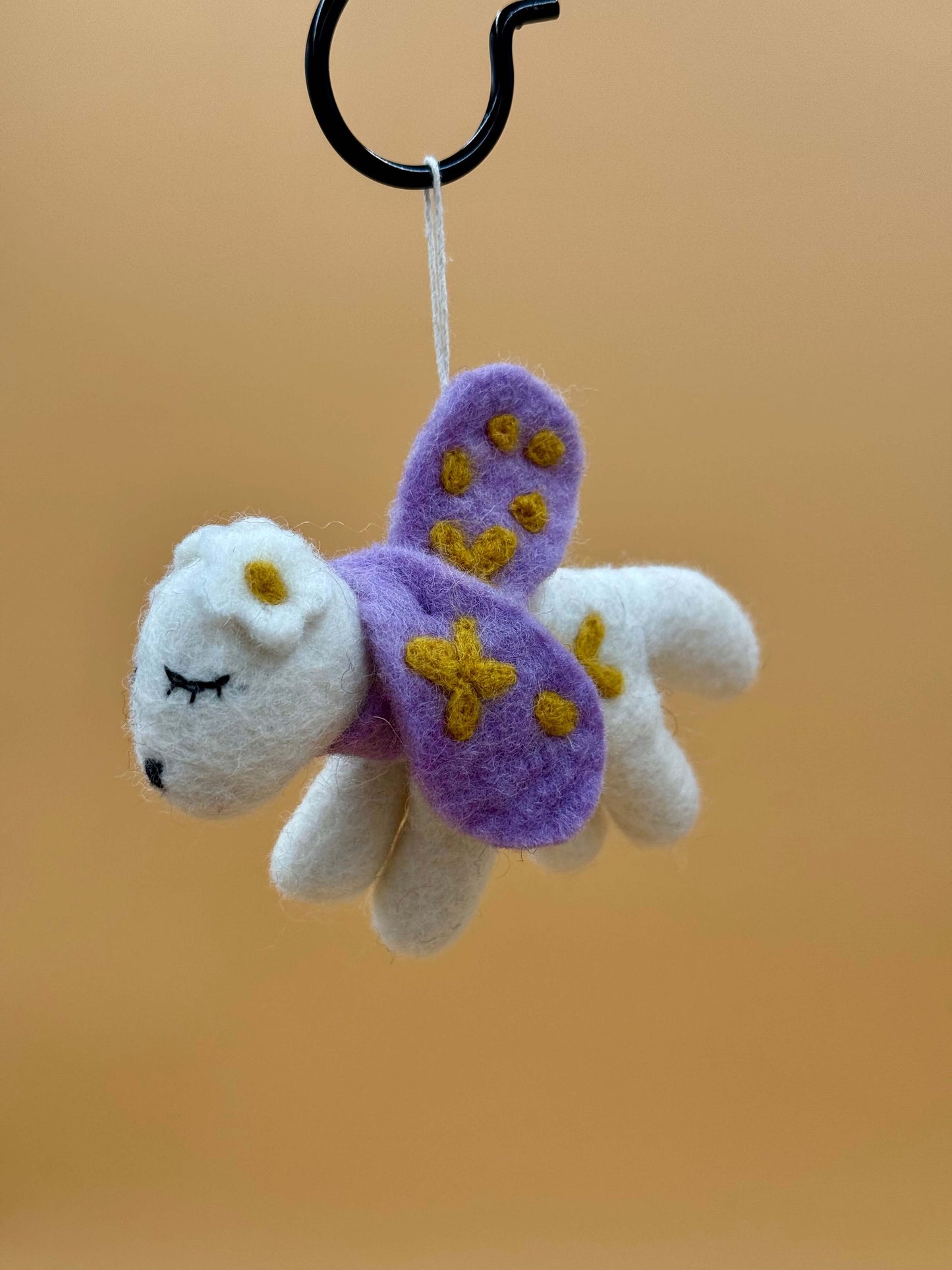 Filzanhänger Schlüsselanhänger Hündin mit Schal und Blume, handgemacht aus 100% Wolle, weiß-lila-gold.