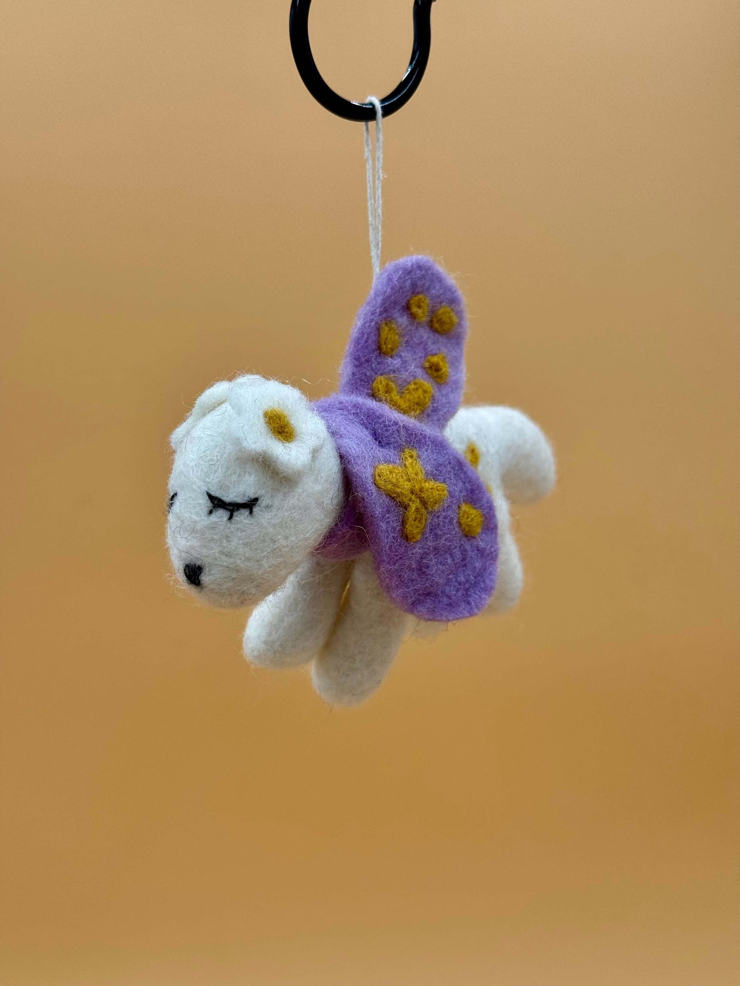 Filzanhänger Schlüsselanhänger Hündin mit Schal und Blume, handgemacht in Weiß, Lila und Gold aus 100% Wolle.