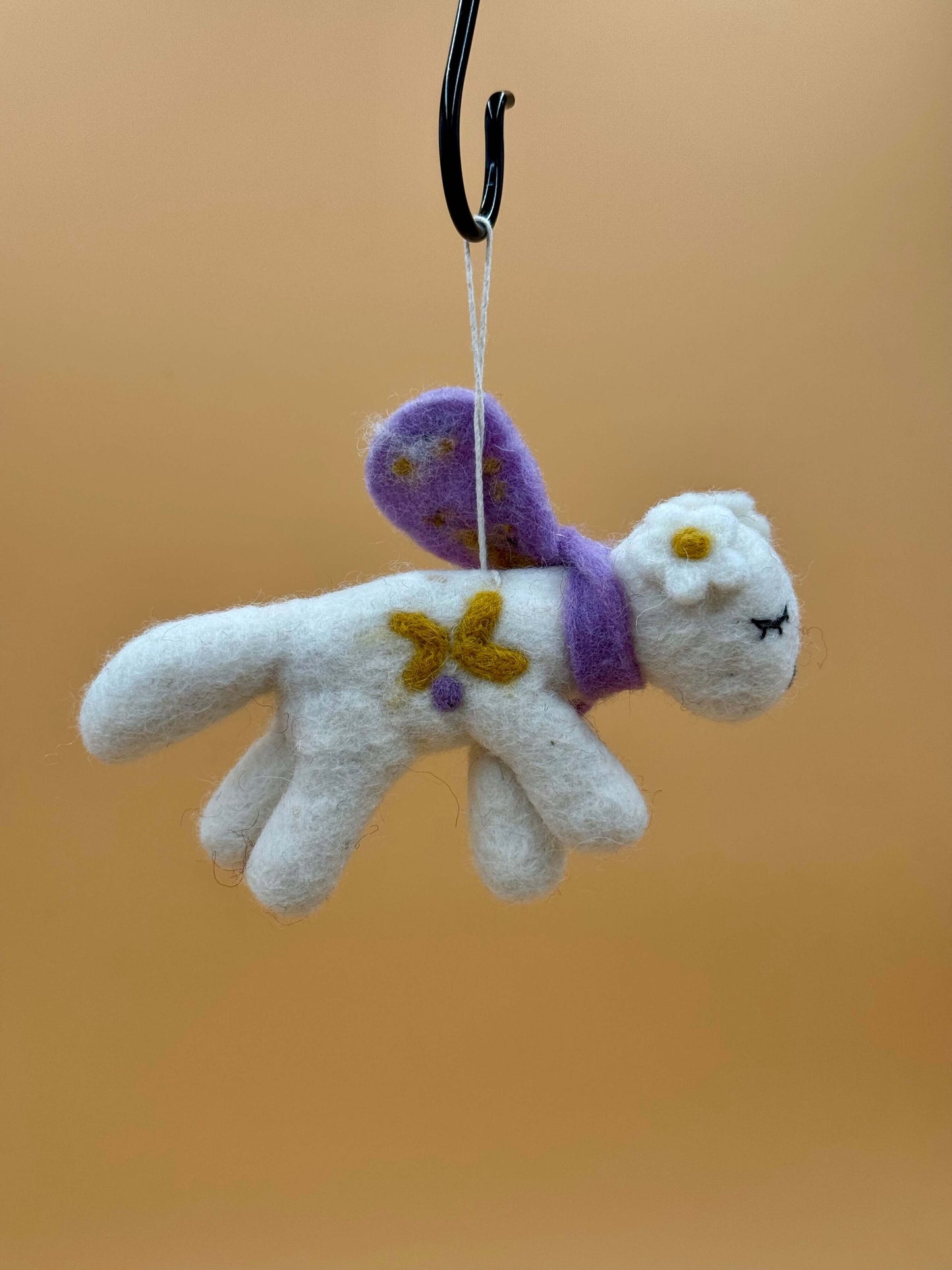 Filzanhänger Schlüsselanhänger Hündin mit lila Schal und Blume, handgemacht aus 100% Wolle.