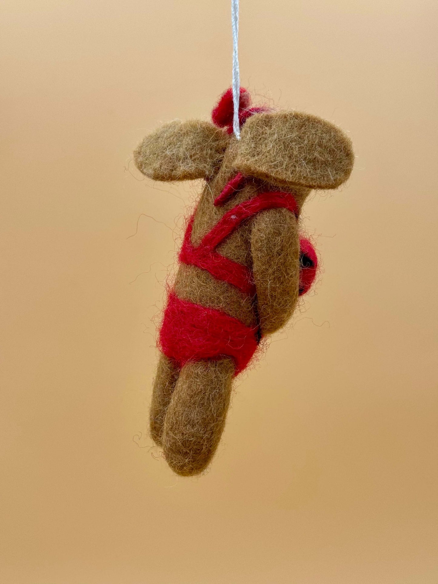 Filzanhänger Schlüsselanhänger Hund in Bikini, handgemacht aus Wolle, Größe M, Farben braun und rot, einzigartiges Design.