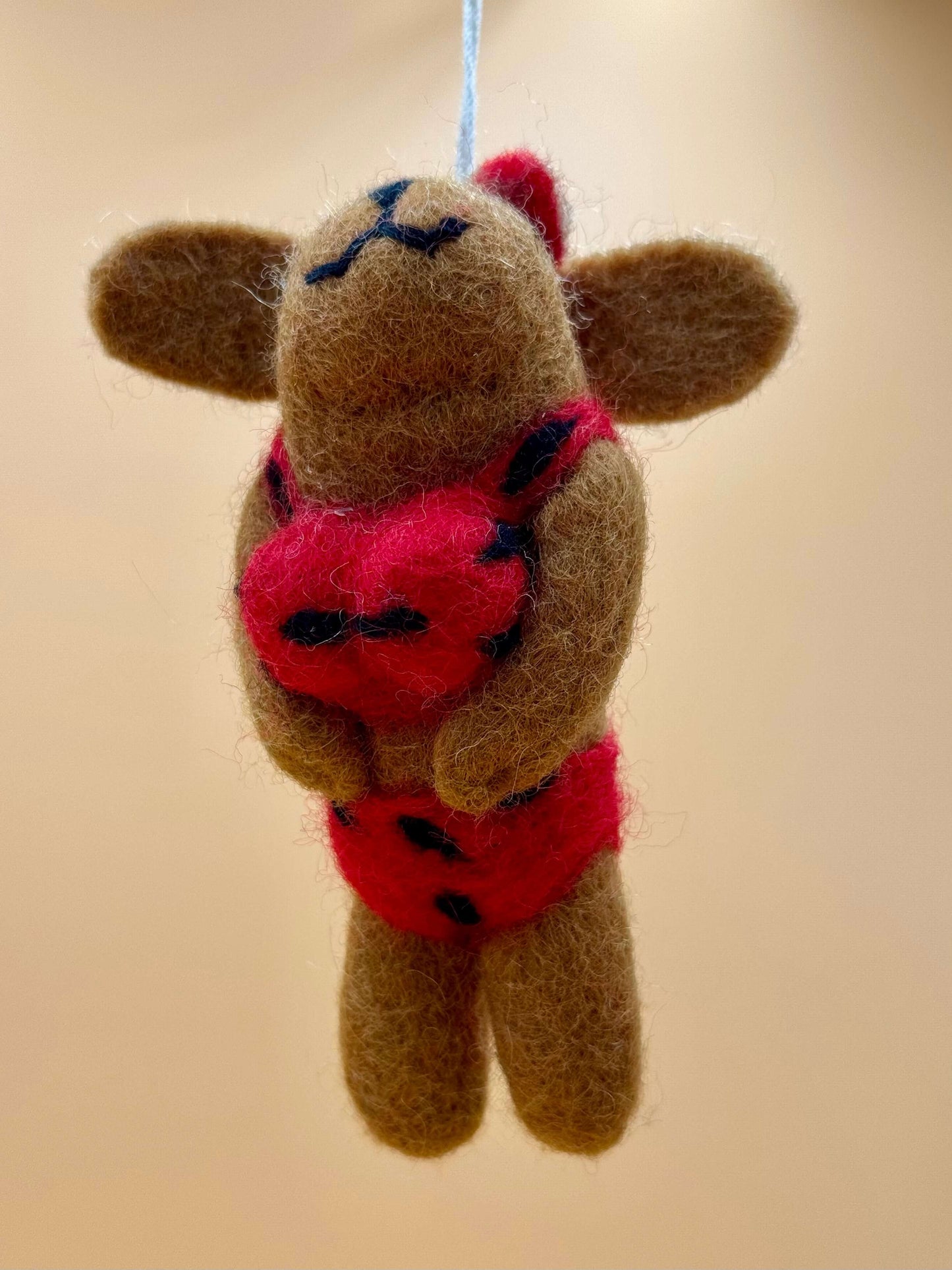 Handgemachter Filzanhänger Schlüsselanhänger Hund in Bikini, braun mit rotem Bikini aus 100% Wolle, einzigartiges Kunstwerk.