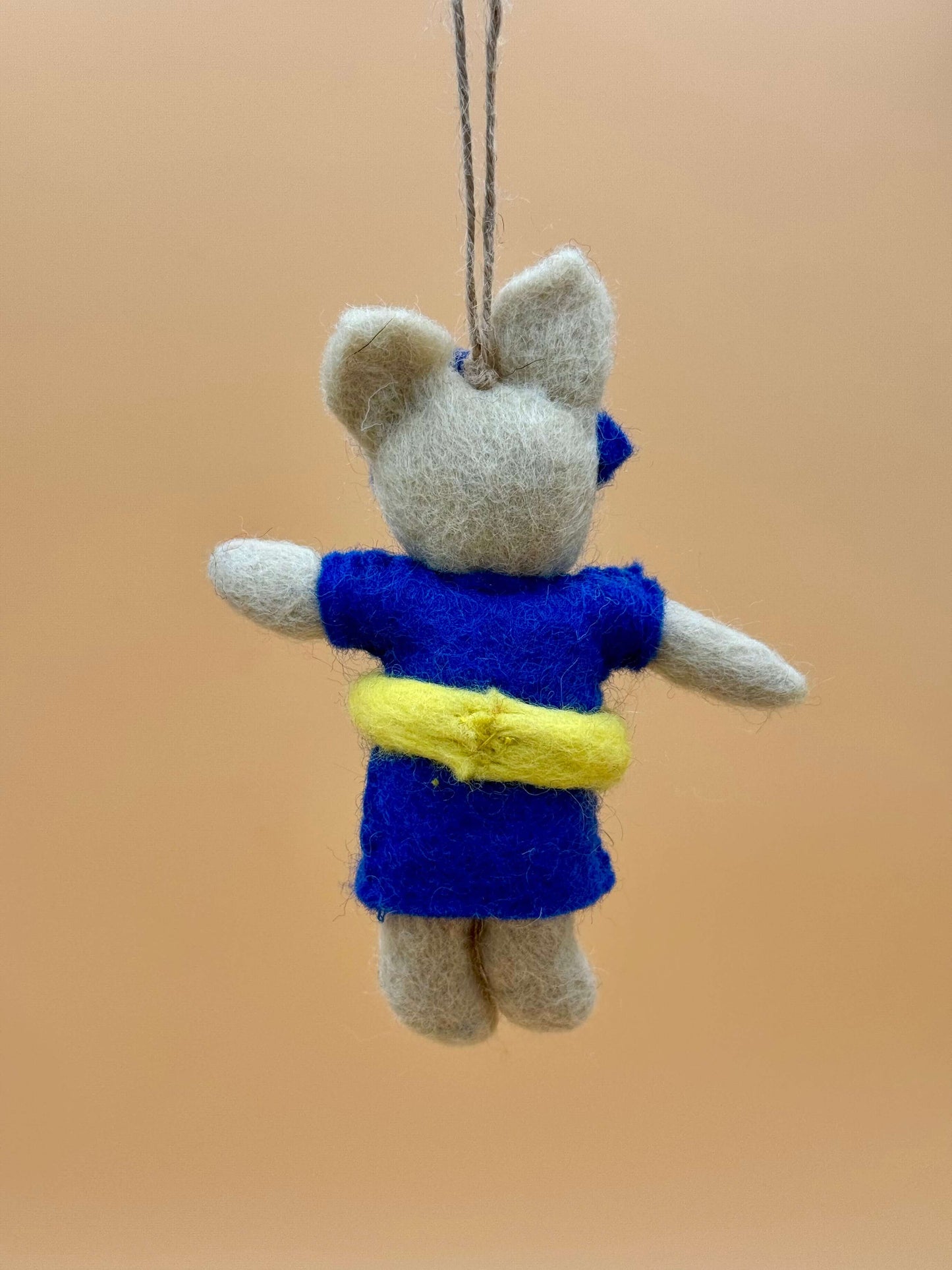 Filzanhänger Schlüsselanhänger Katze mit Schwimmring, handgemacht aus 100% Wolle in blau, gelb und beige.