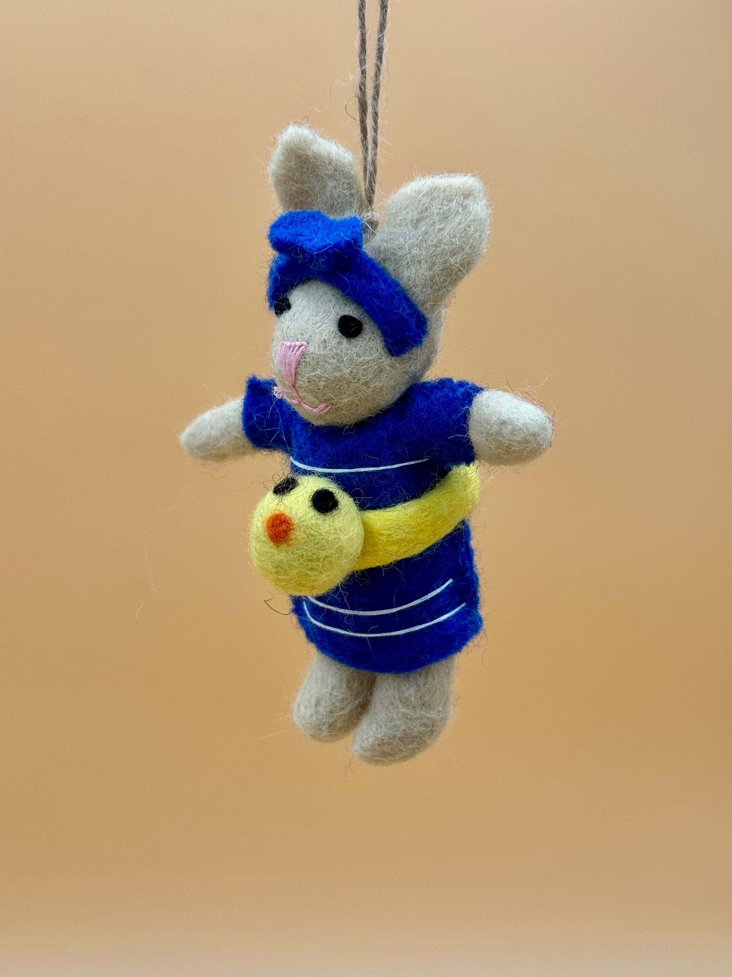 Filzanhänger Schlüsselanhänger Katze mit Schwimmring in blau, gelb und beige, handgemacht aus 100% Wolle.