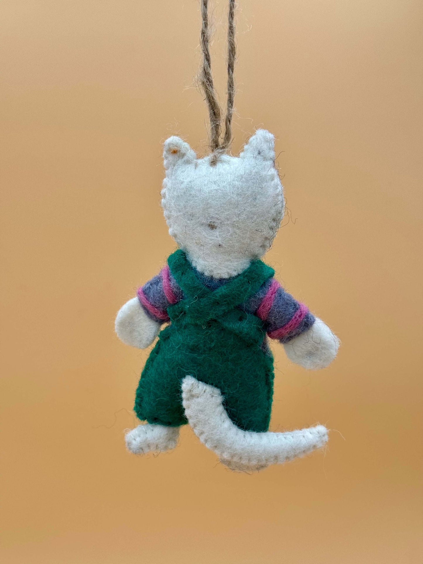 Handgemachter Filzanhänger Schlüsselanhänger Katze mit grüner Hose und gestreiftem Oberteil aus Wolle.