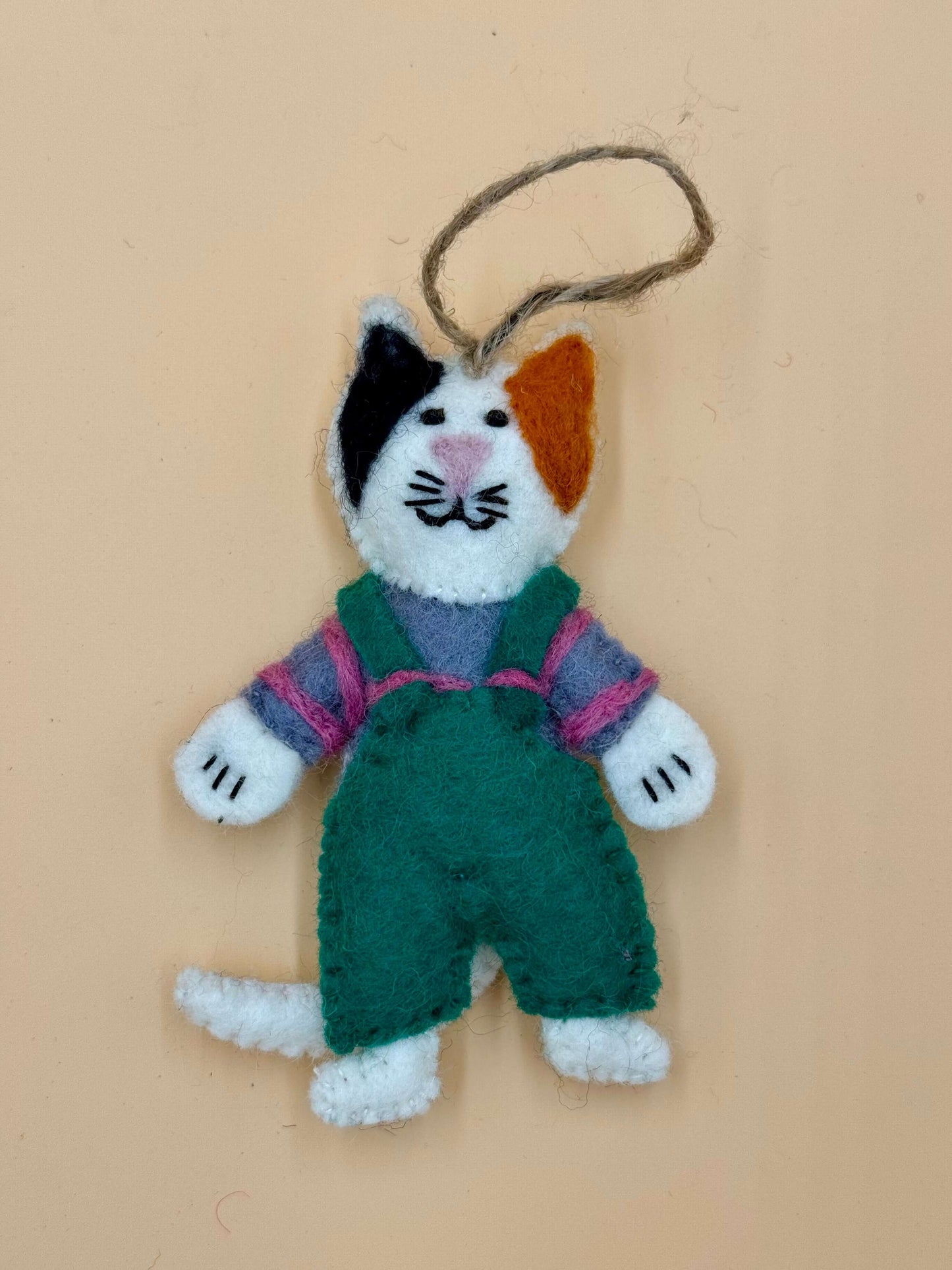 Filzanhänger Schlüsselanhänger Katze mit grüner Hose, handgefertigt aus Wolle, einzigartiges Design.