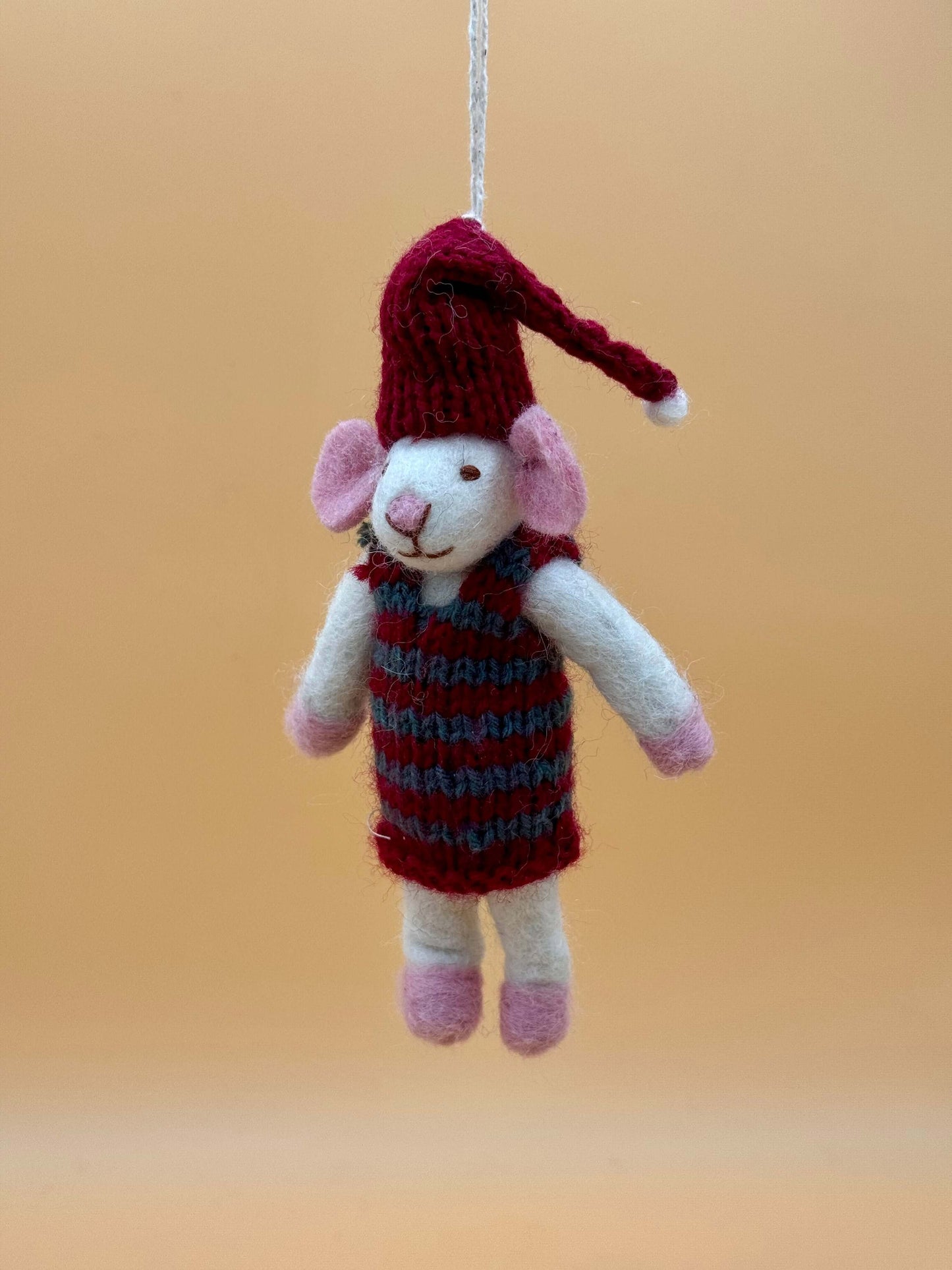 Filzanhänger Schlüsselanhänger Maus mit Pullover und Mütze in rot und weiß, handgemacht aus 100% Wolle.