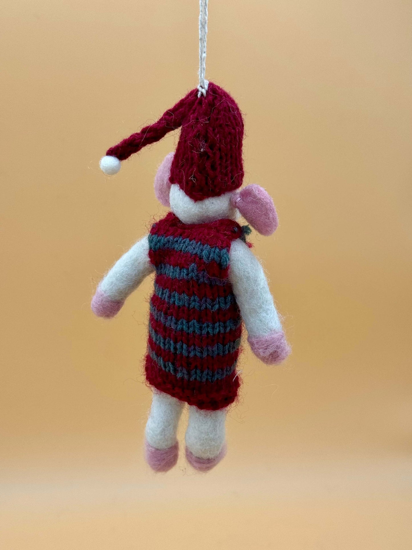 Filzanhänger Schlüsselanhänger Maus mit Pullover und Mütze aus Wolle, handgemacht in rot und weiß.