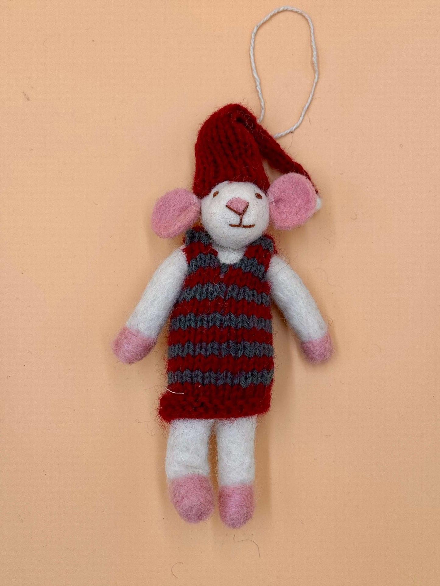Filzanhänger Schlüsselanhänger Maus mit Pullover und Mütze, handgemacht aus 100% Wolle in Weiß, Rot und Rosa.