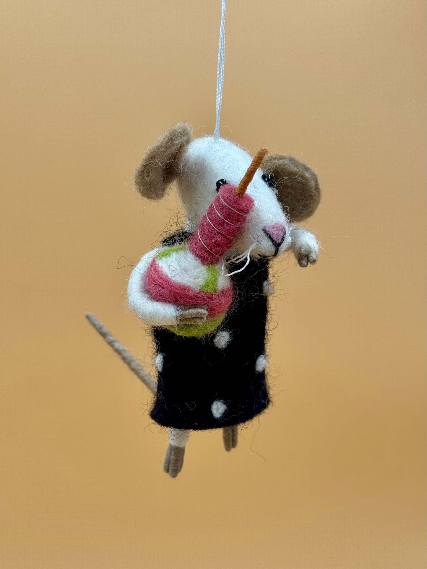 Handgemachter Filzanhänger Schlüsselanhänger Maus mit Torte, farbenfroh und einzigartig, aus 100% Wolle.