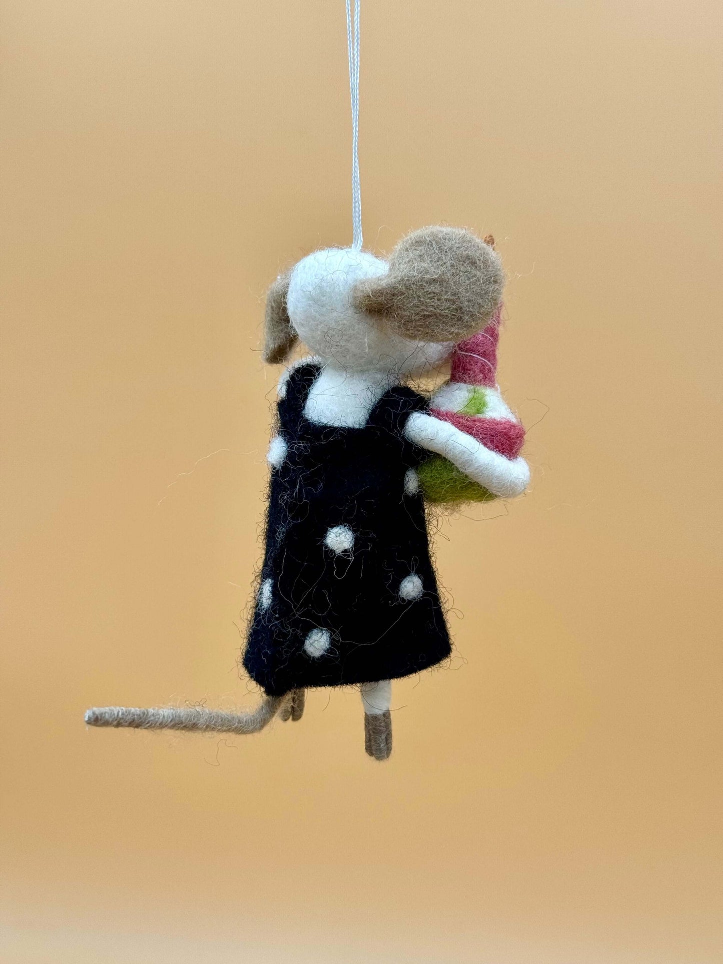 Handgemachter Filzanhänger Schlüsselanhänger Maus mit Torte in schwarzem Kleid, einzigartiges Dekorationsstück aus Wolle.