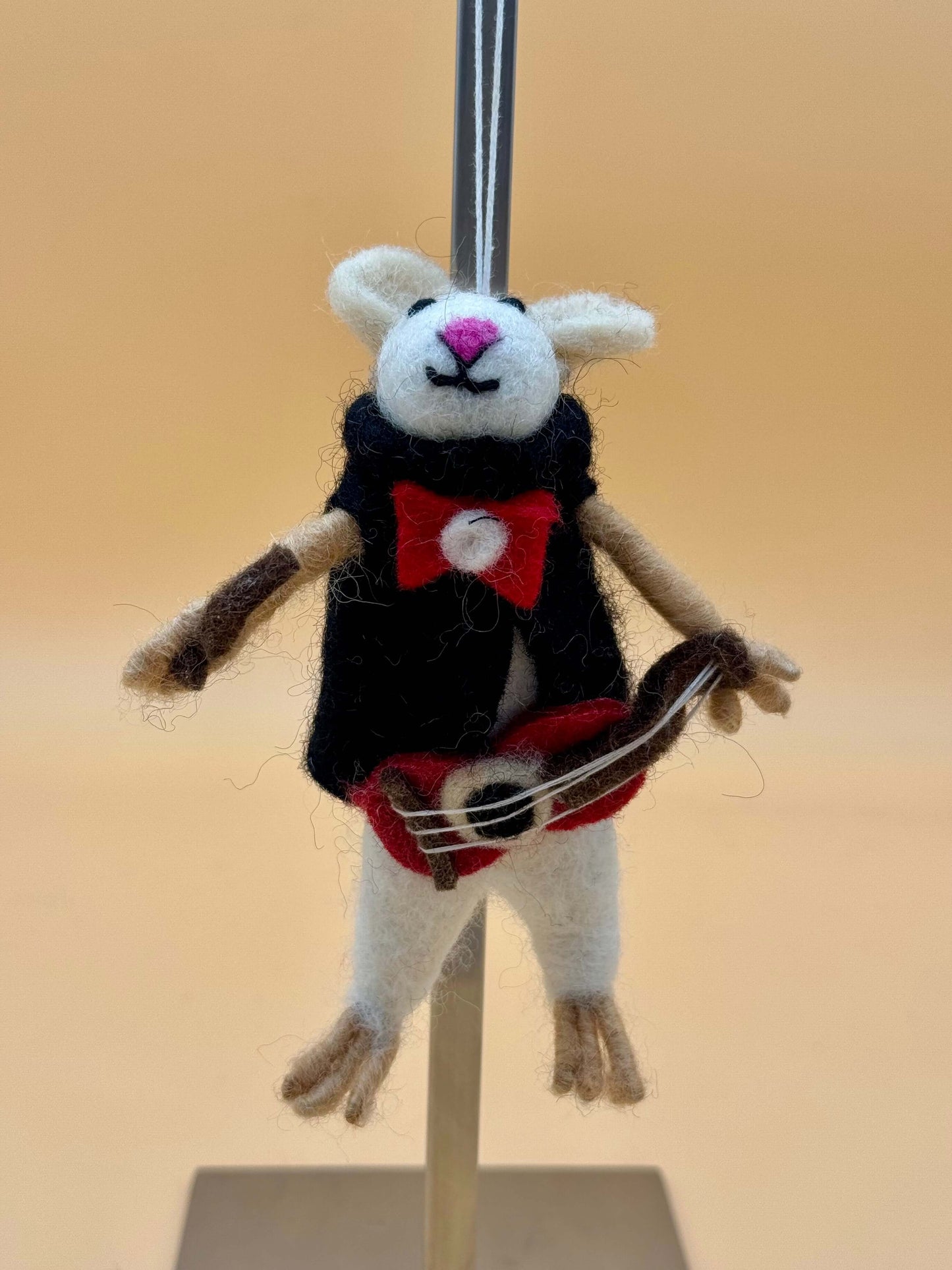 Handgemachter Filzanhänger Schlüsselanhänger einer Maus, die Violine spielt, in beige, schwarz, rot und weiß.