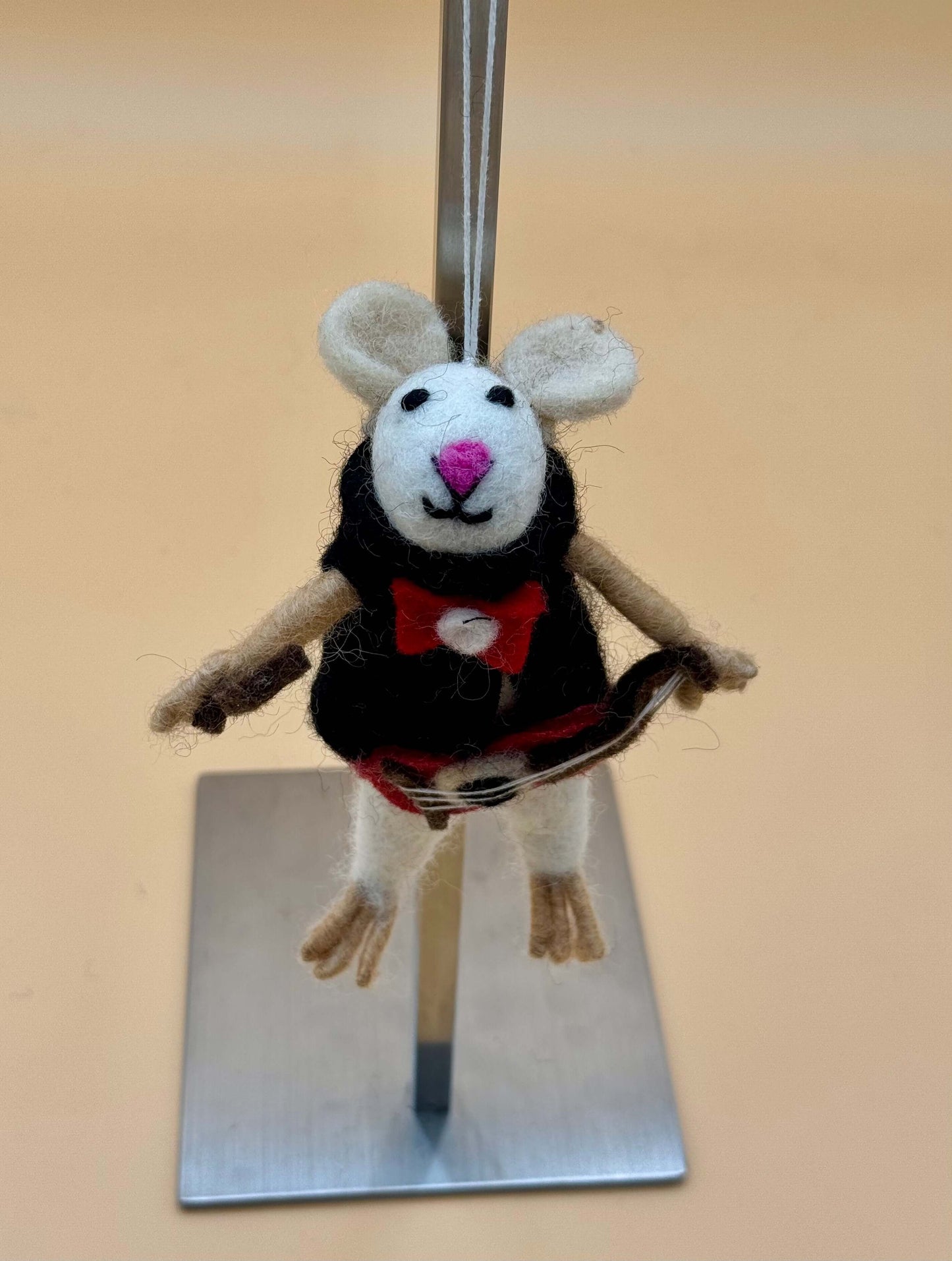 Handmade Filzanhänger Schlüsselanhänger mit Maus, die Violine spielt. Beige, weiß, schwarz, rot aus 100% Wolle.