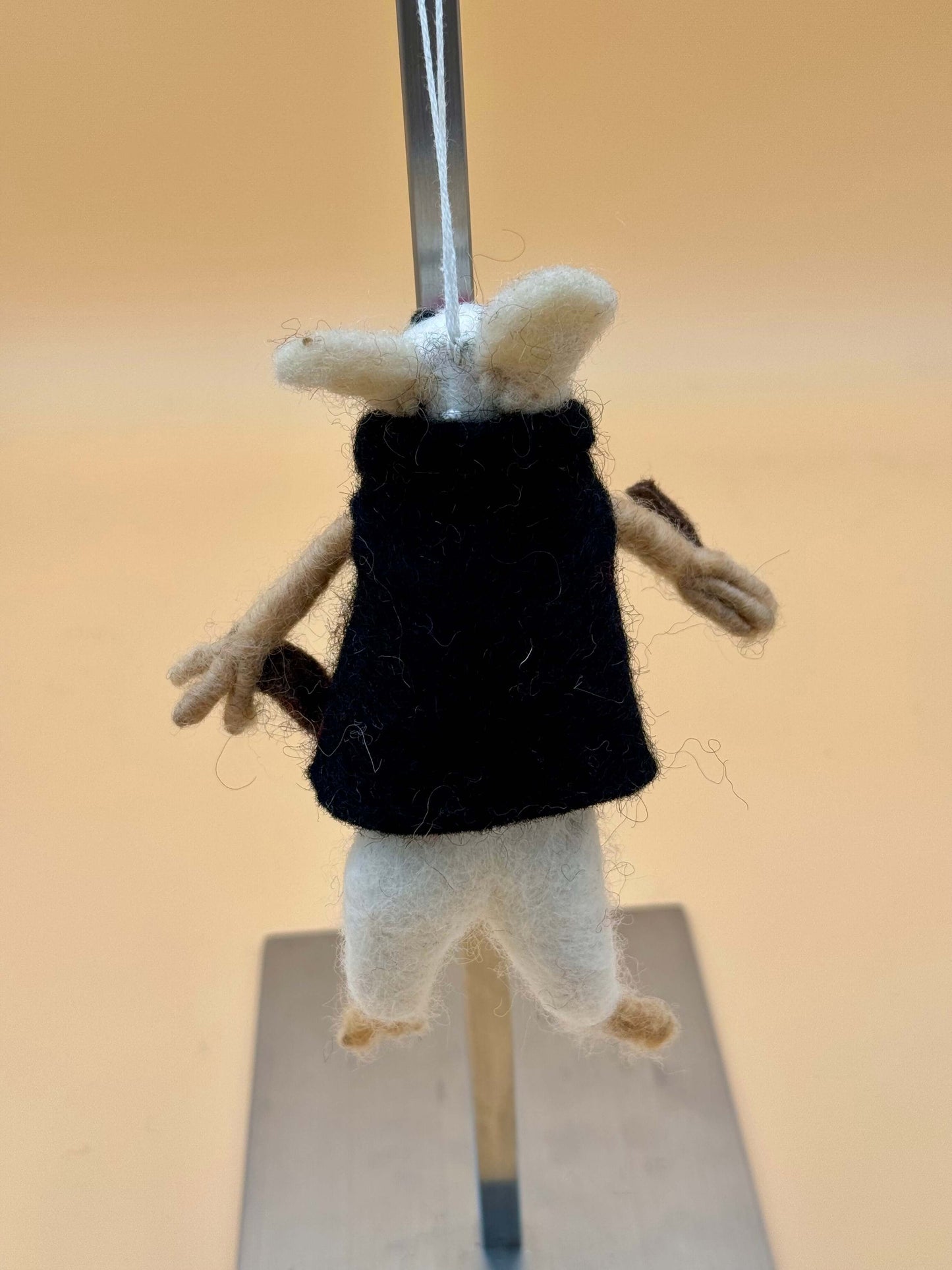 Filzanhänger Schlüsselanhänger Maus mit schwarzem Oberteil, handgemacht aus Wolle, spielt Violine in beige und weiß.